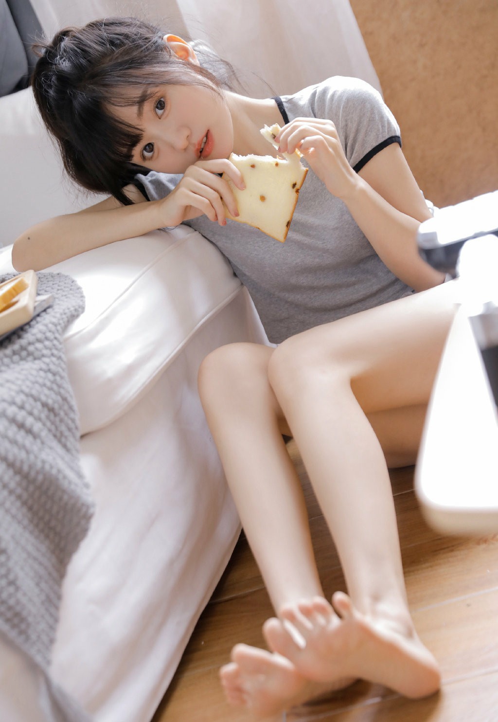 慵懒居家少女享用提子吐司的治愈日常