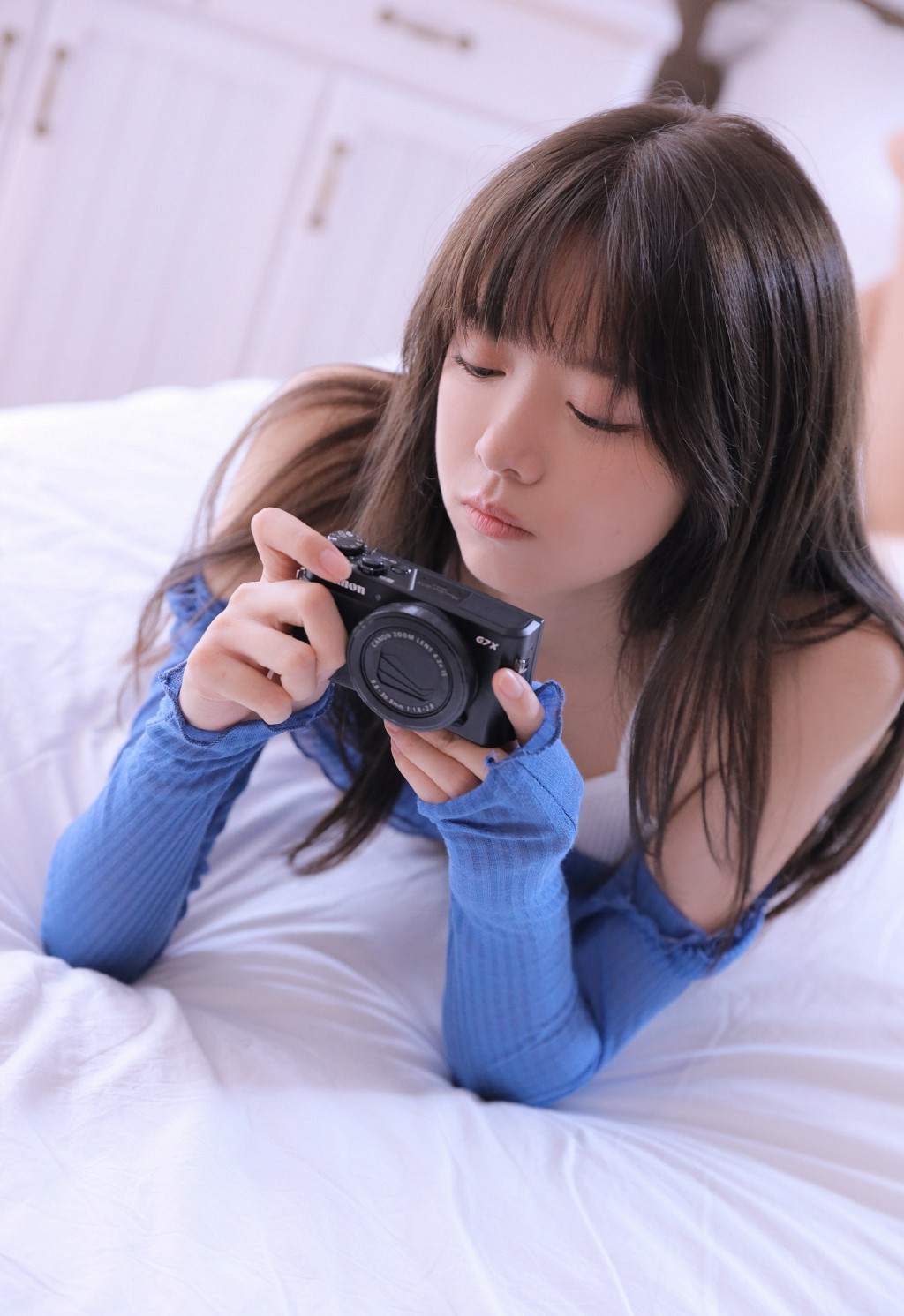 床上的相机少女，氛围感拉满