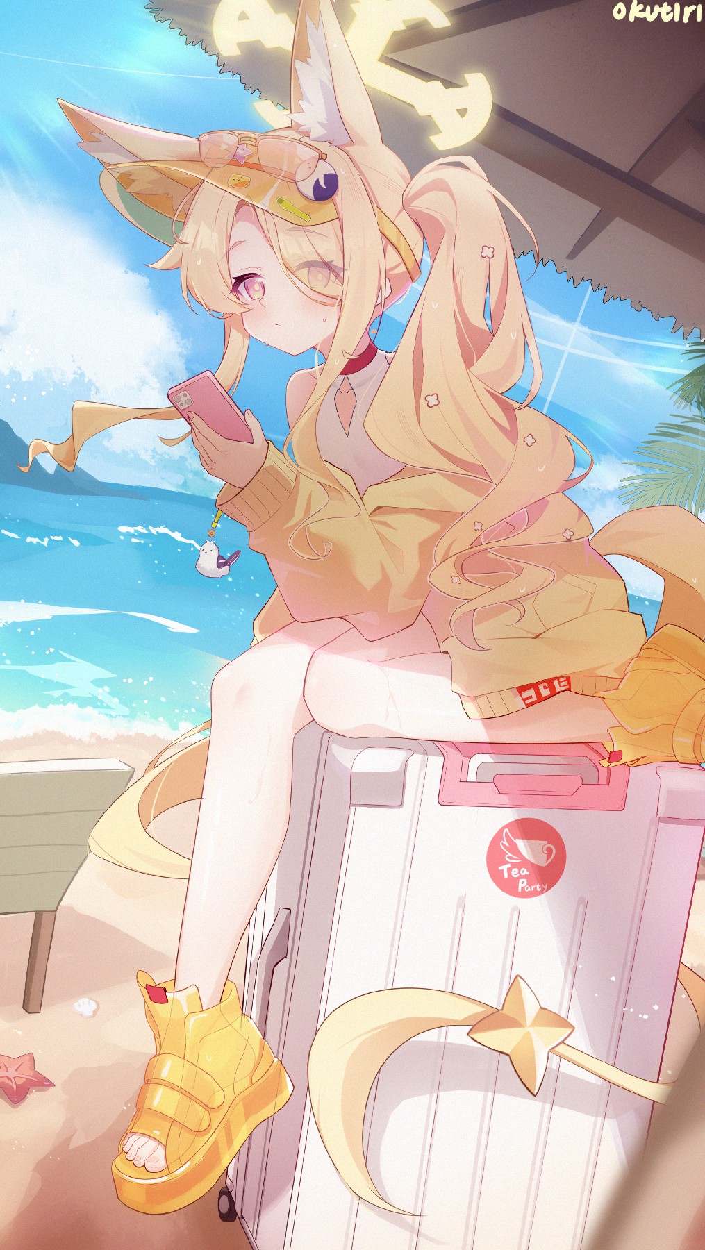 浪涛声里，狐耳少女在沙滩惬意歇脚看手机