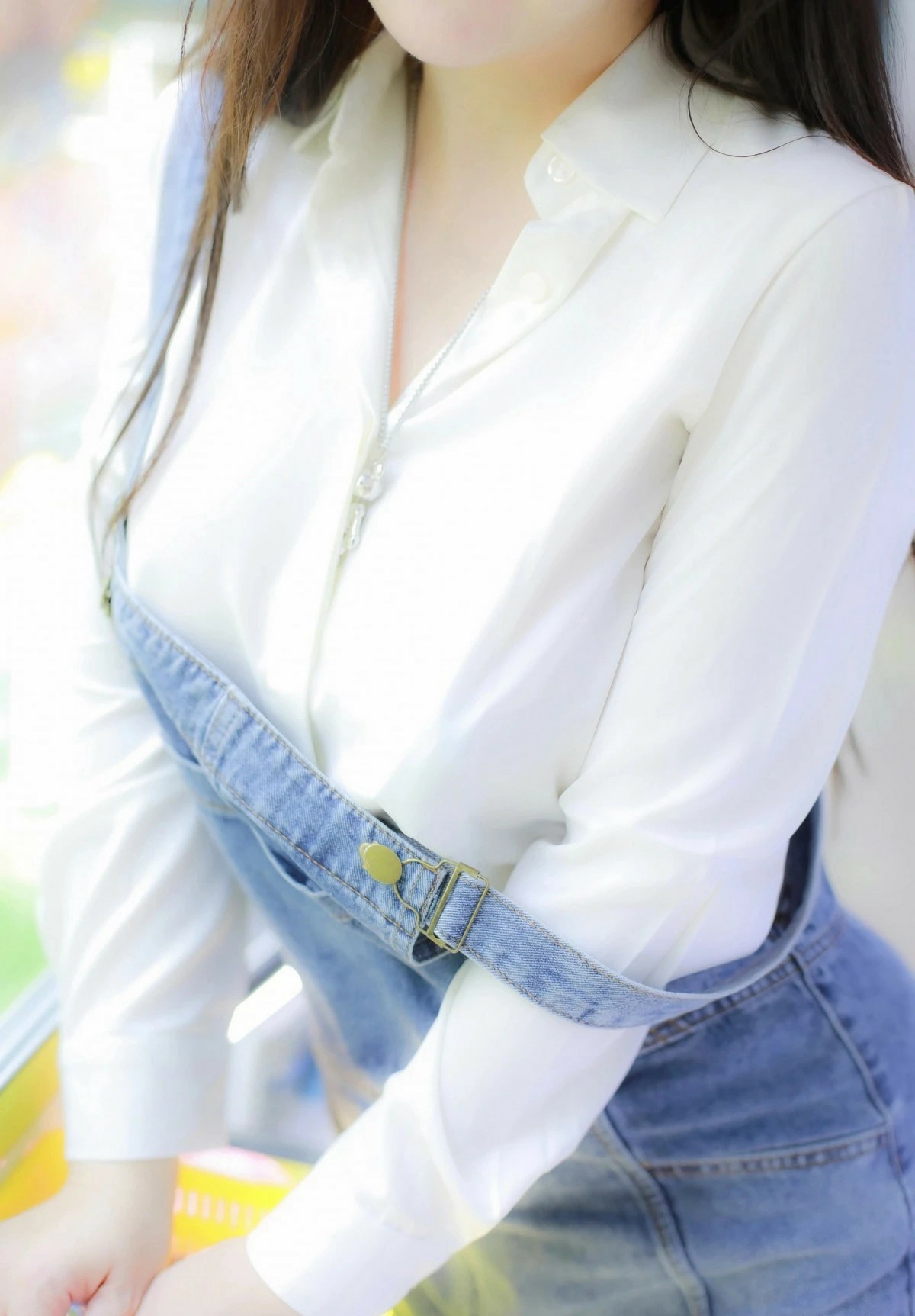 白衬衫与牛仔背带的清新搭配