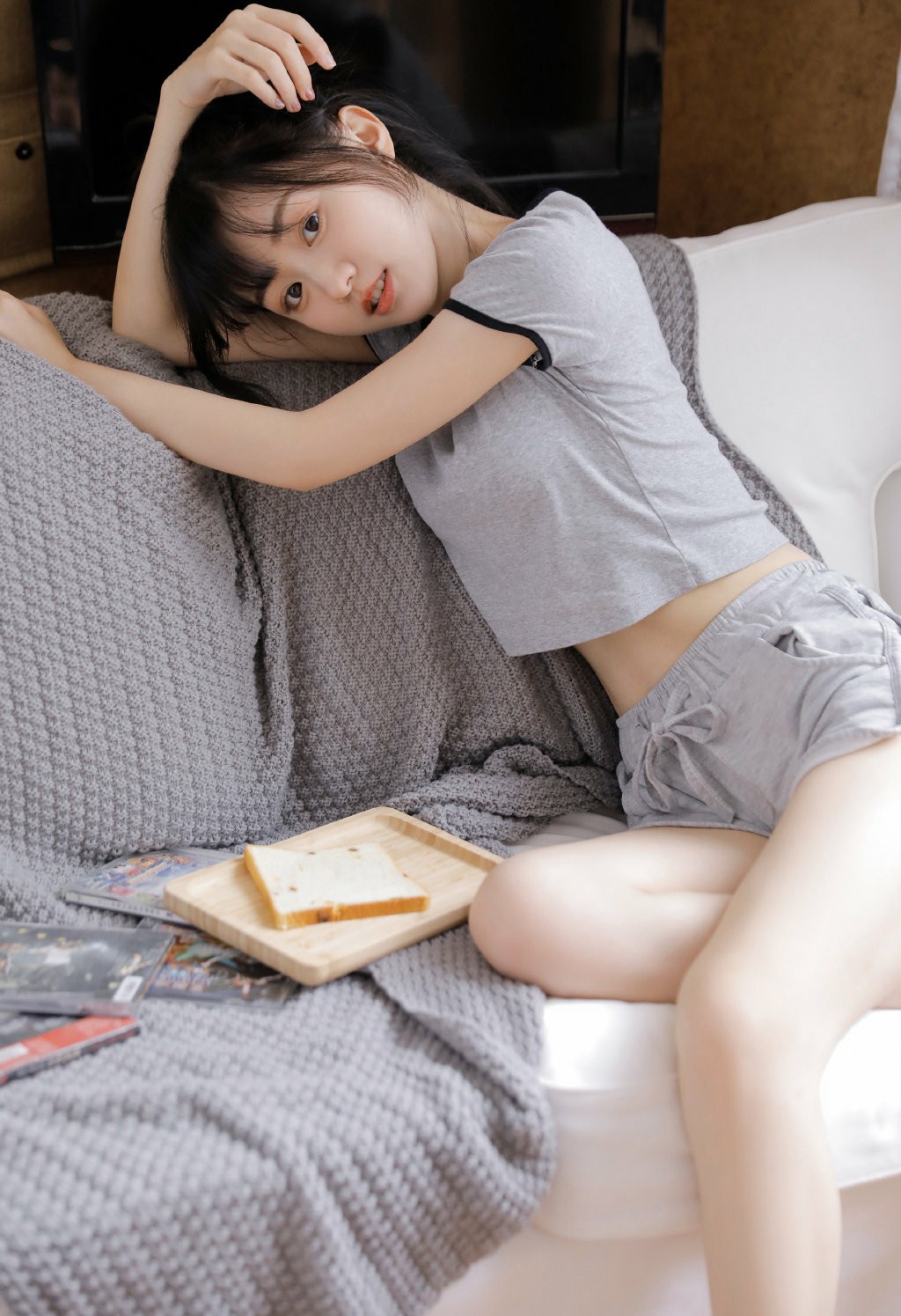 慵懒宅家时刻 灰色睡衣舒适感拉满