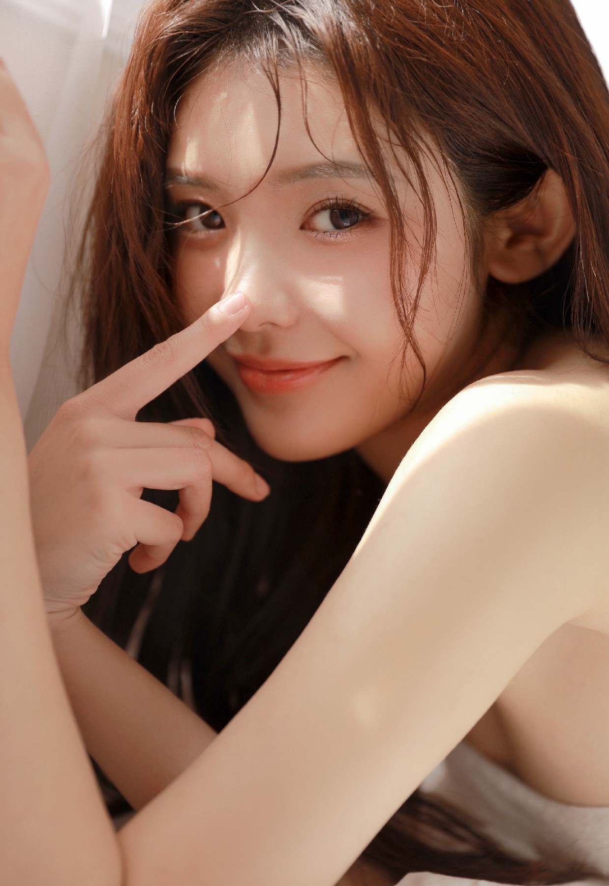 窗边暖阳下的甜妹氛围感写真太治愈