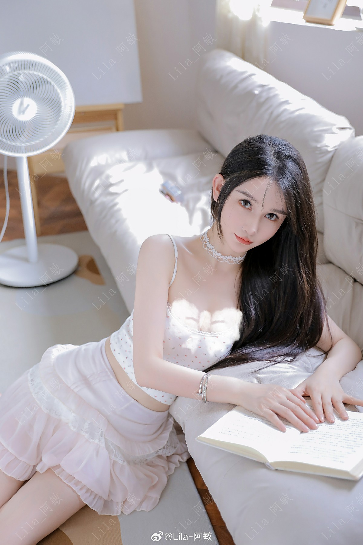 午后暖光加持,慵懒居家氛围感瞬间拉满