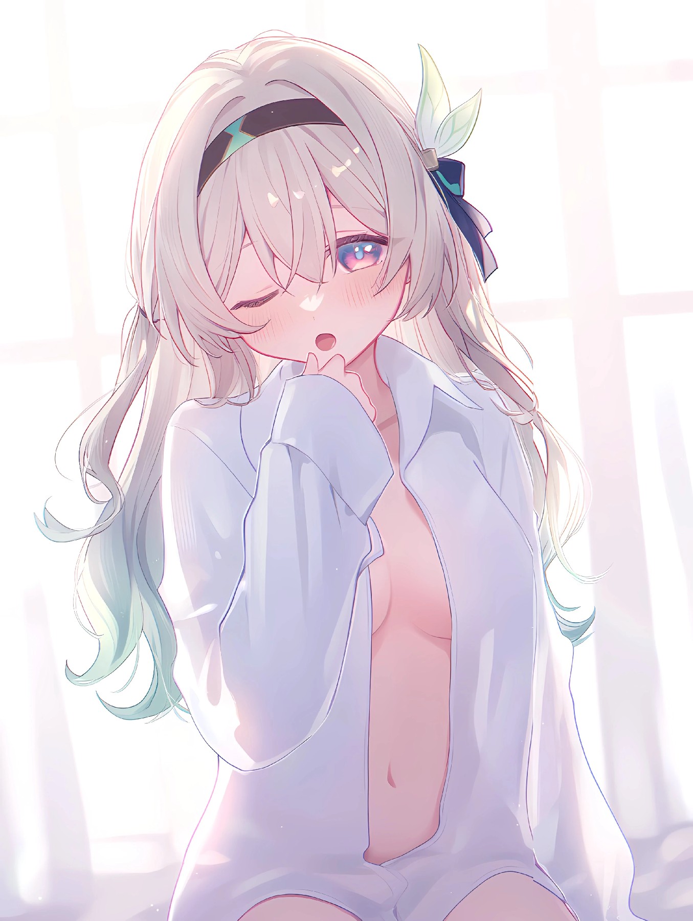 窗边银发少女，白衬衫慵懒心动瞬间