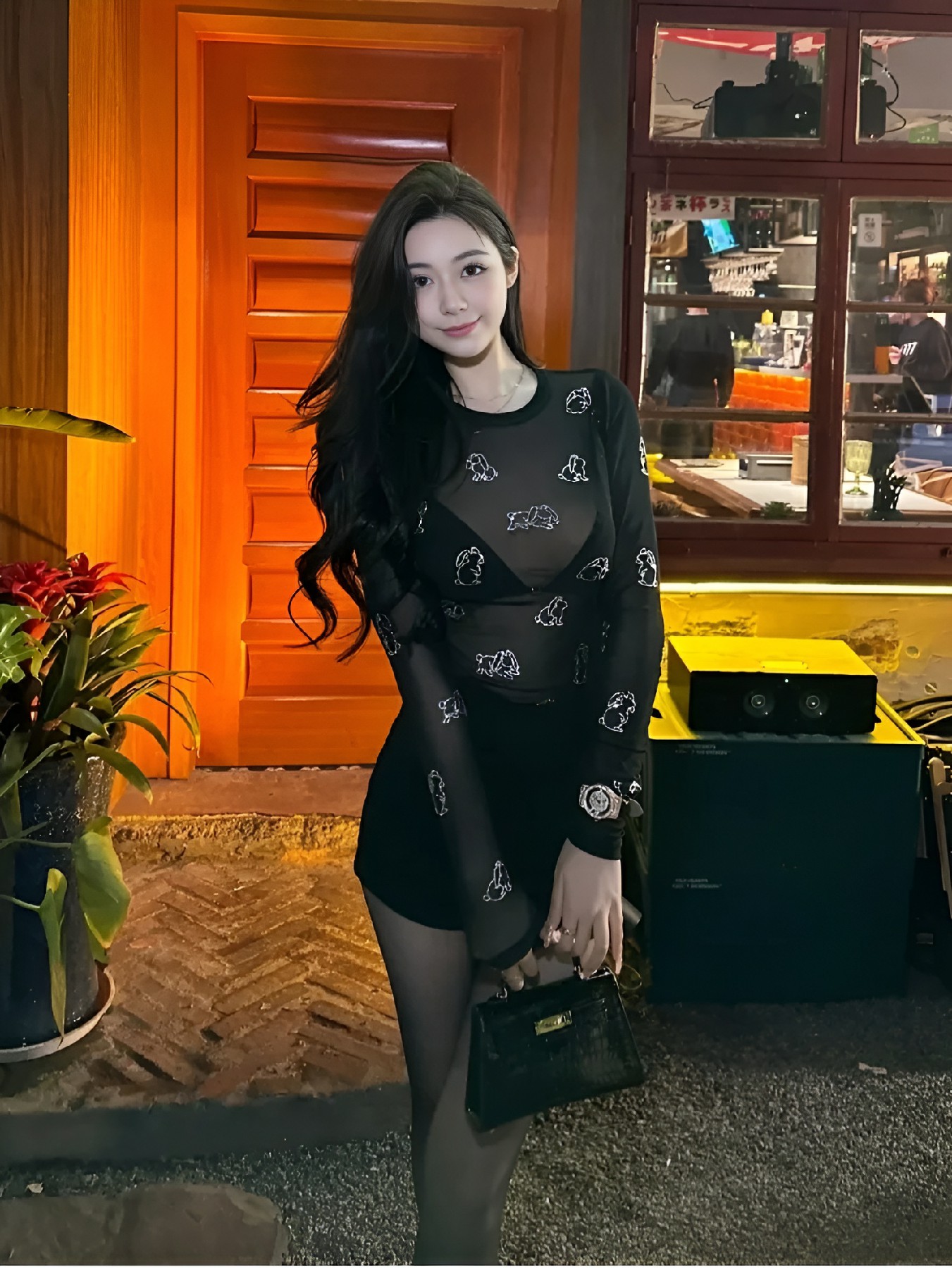 夜色里的甜酷女孩 小兔透肤上衣好吸睛