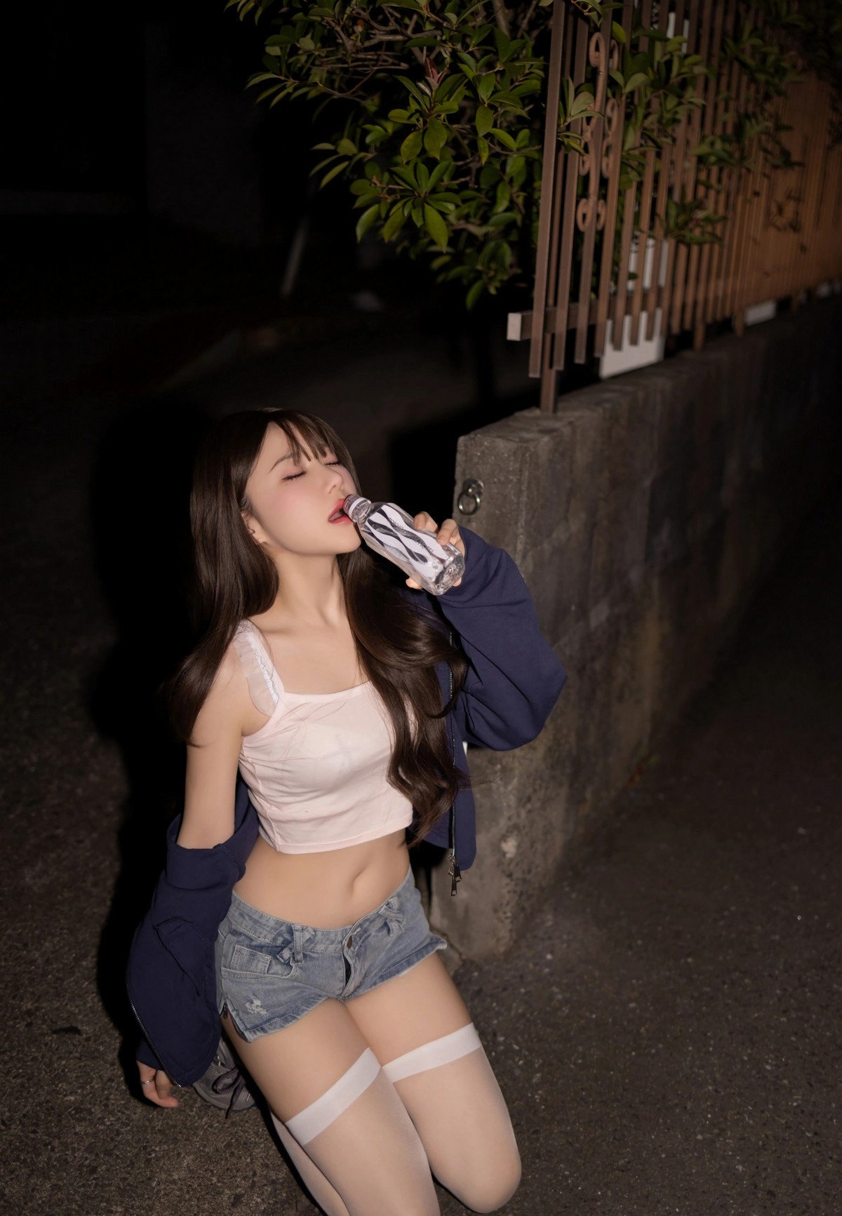 夜晚小巷随性街拍 甜酷风穿搭出片分享