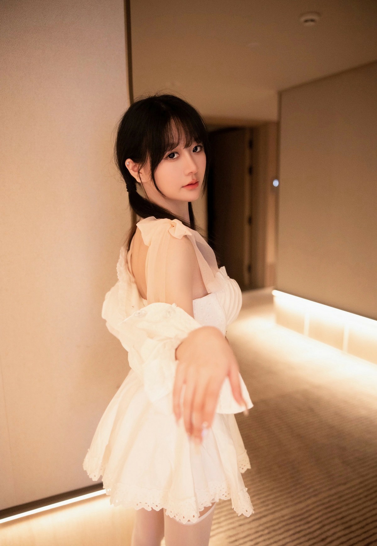 暖调走廊氛围感拍照 双马尾甜妹纯欲穿搭