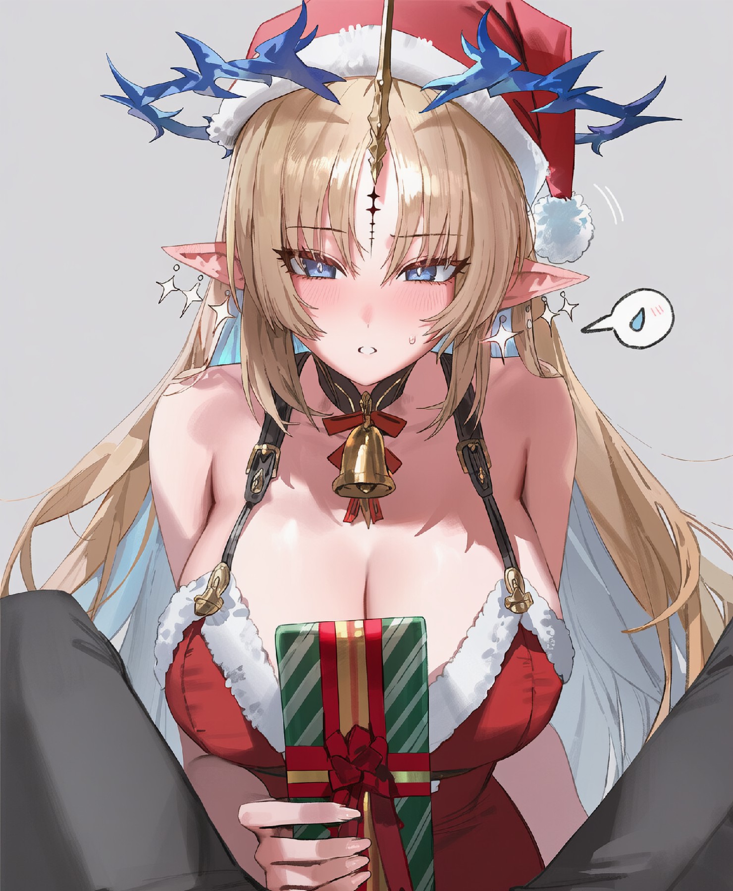 圣诞精灵捧着礼物的害羞瞬间
