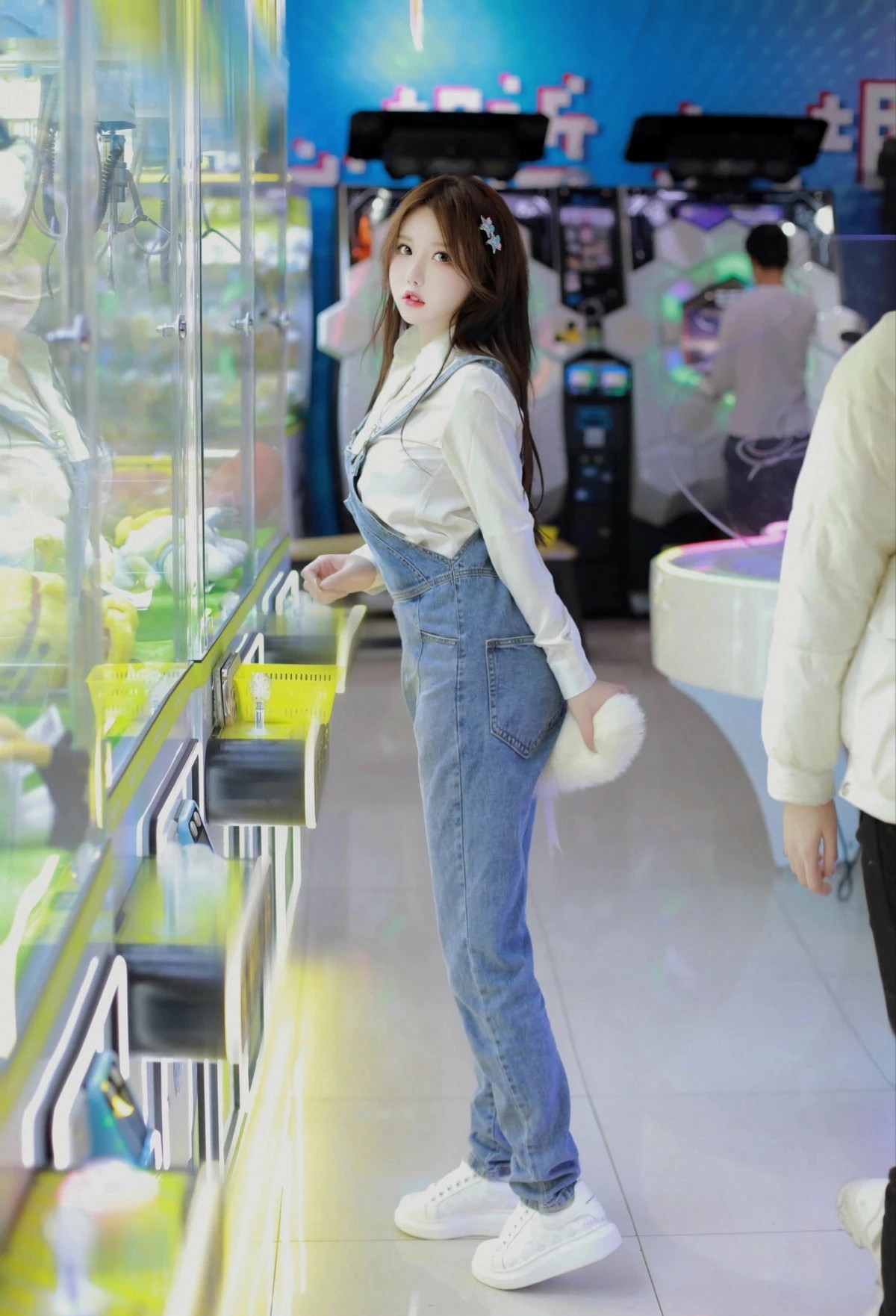 电玩城打卡甜妹上线 抓娃娃氛围感拉满