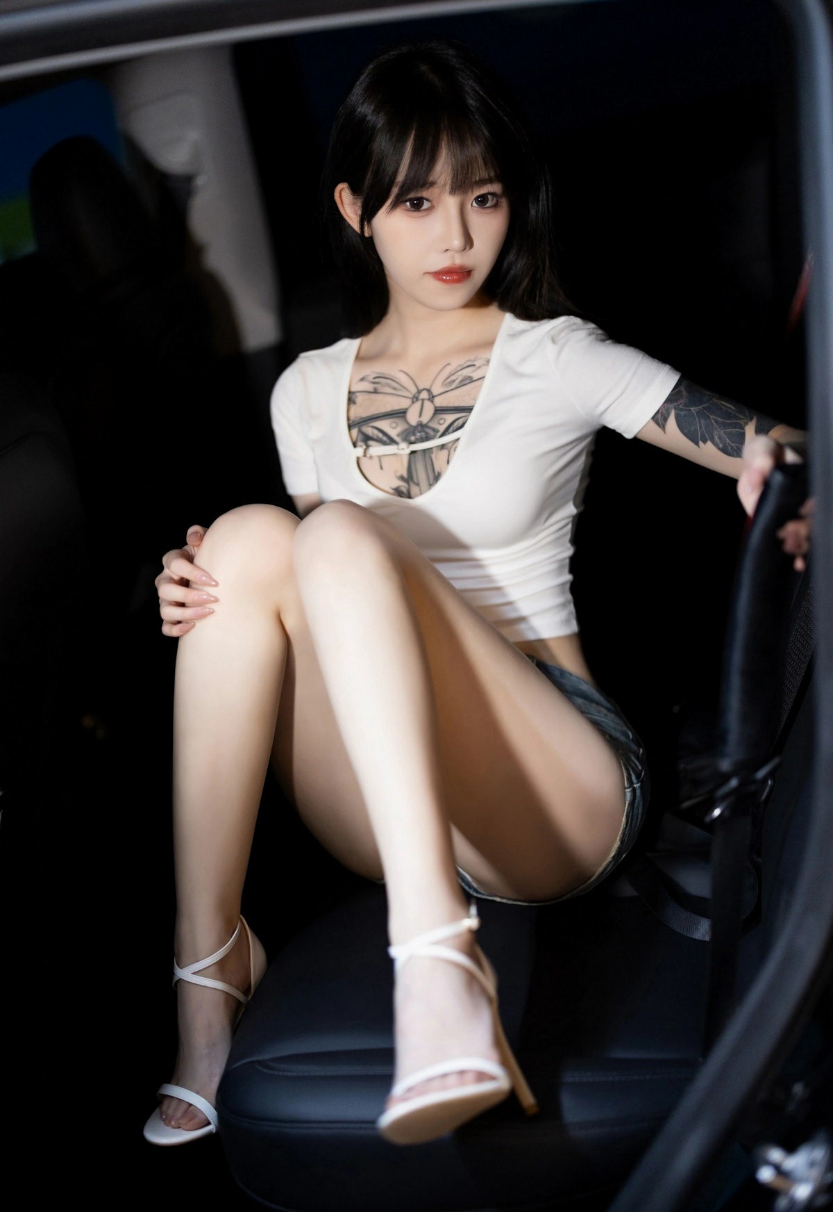 车内氛围感拉满！甜酷女孩的纹身穿搭