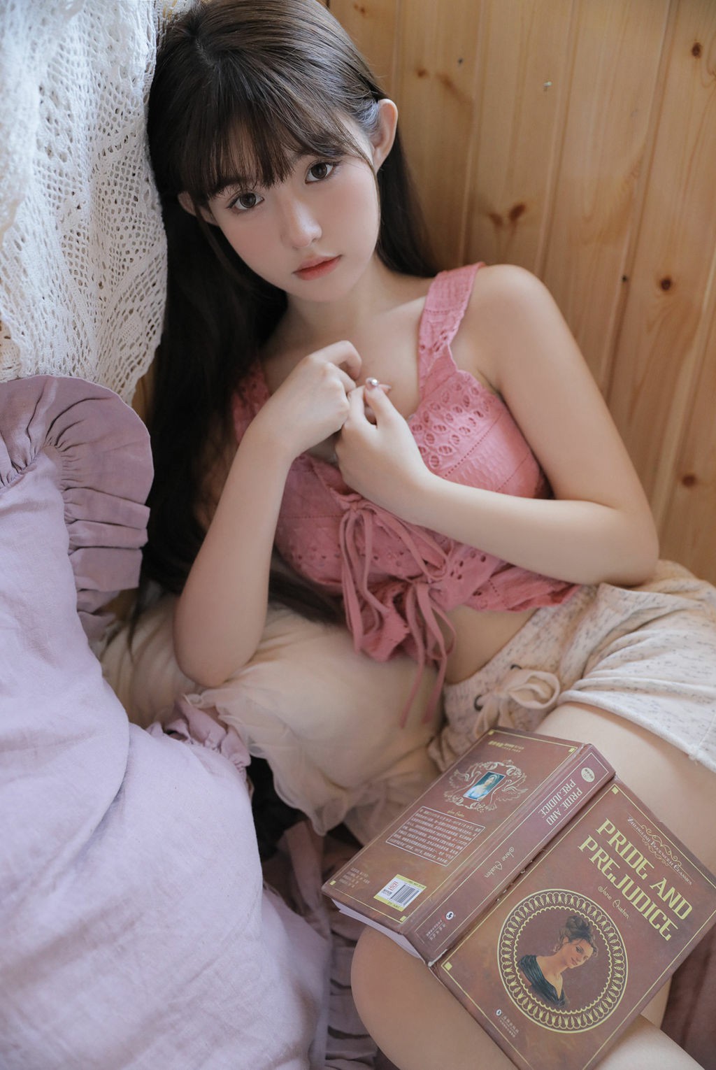 夏日午后读《傲慢与偏见》的甜系女孩