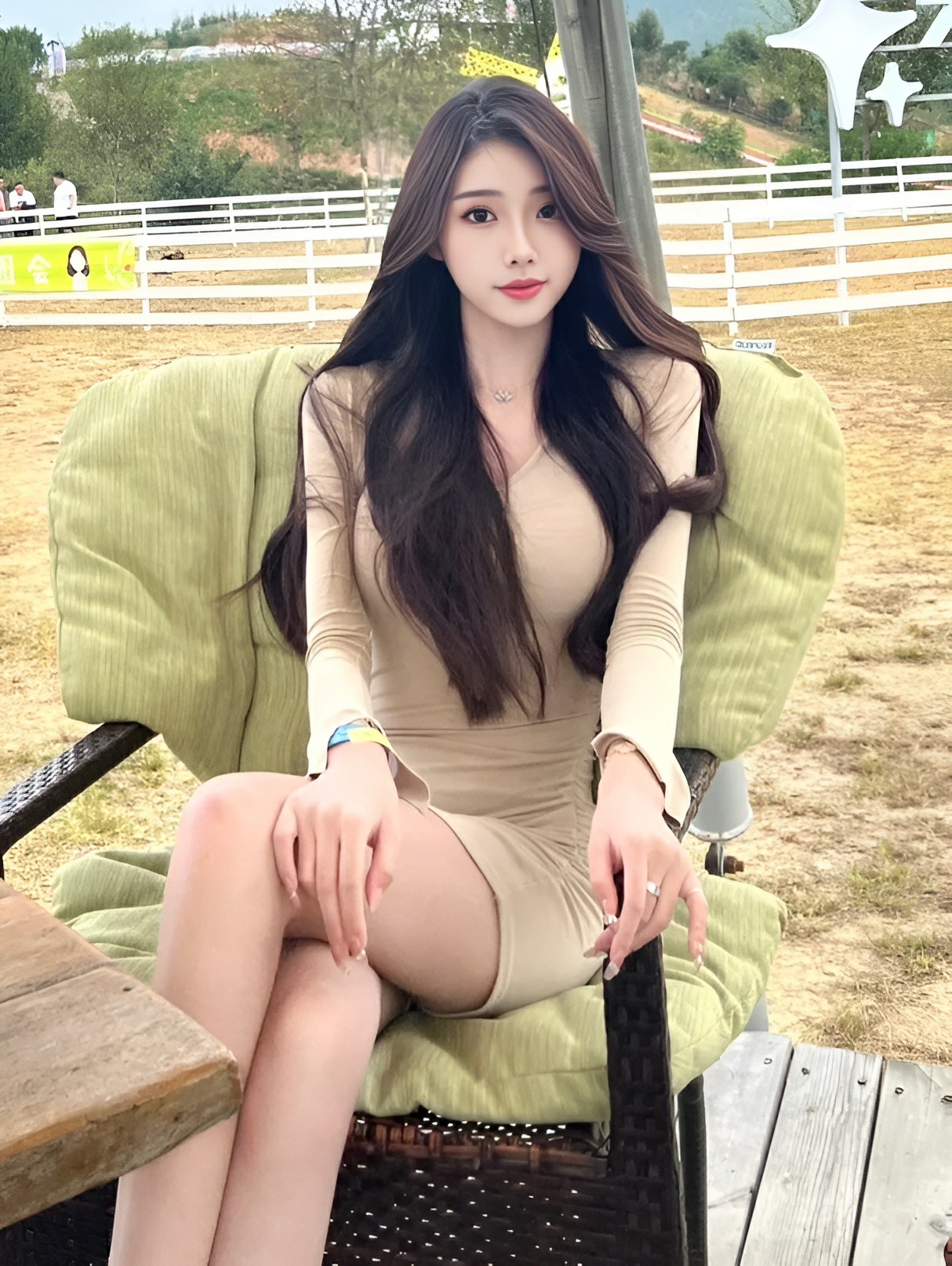 户外田园穿搭｜浅色系紧身裙超显气质