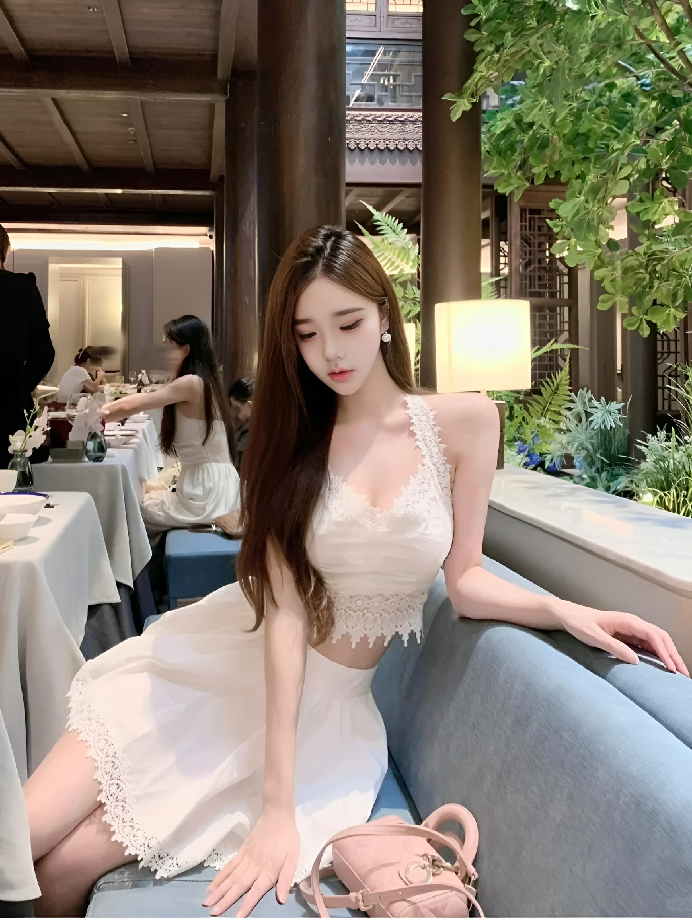 蕾丝白裙+餐厅,温柔感拉满