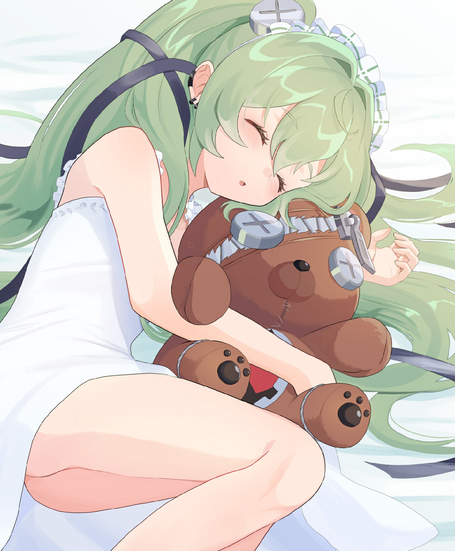 绿发少女拥熊甜睡 慵懒模样治愈感拉满