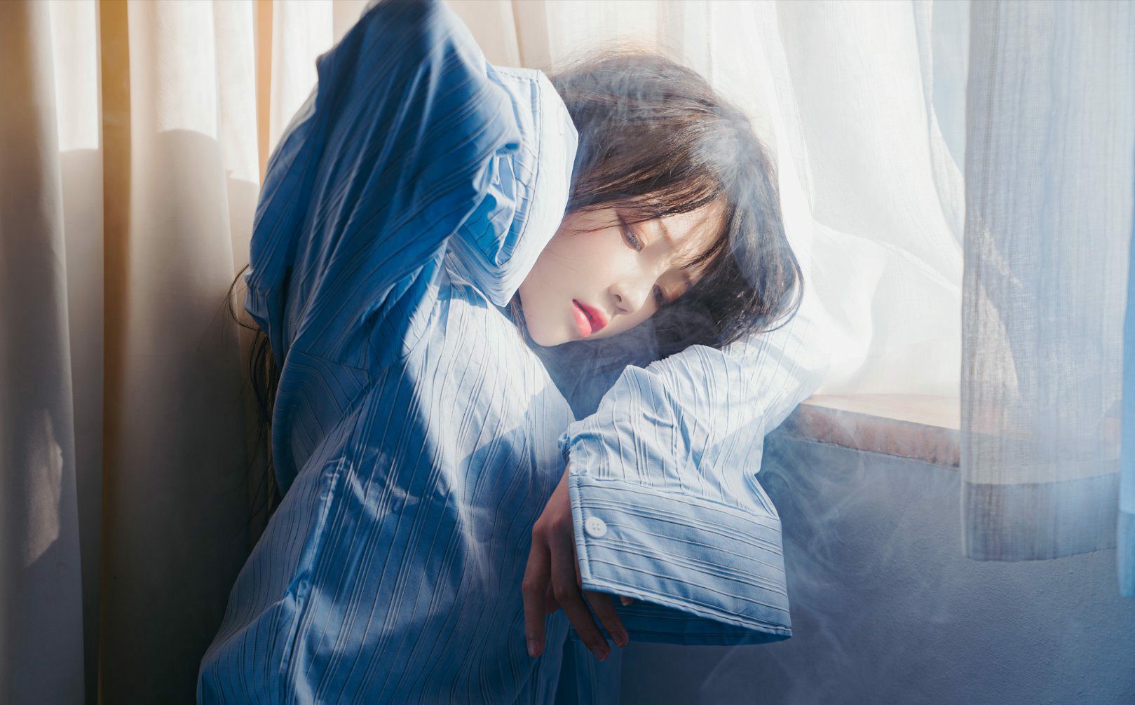 蓝调晨光里的慵懒少女时光