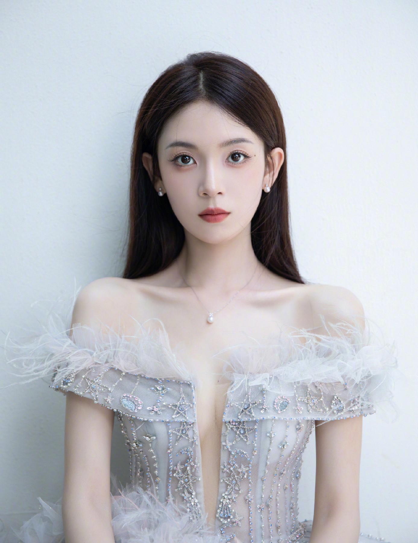 一袭羽毛闪钻礼服 氛围感拉满的优雅女神