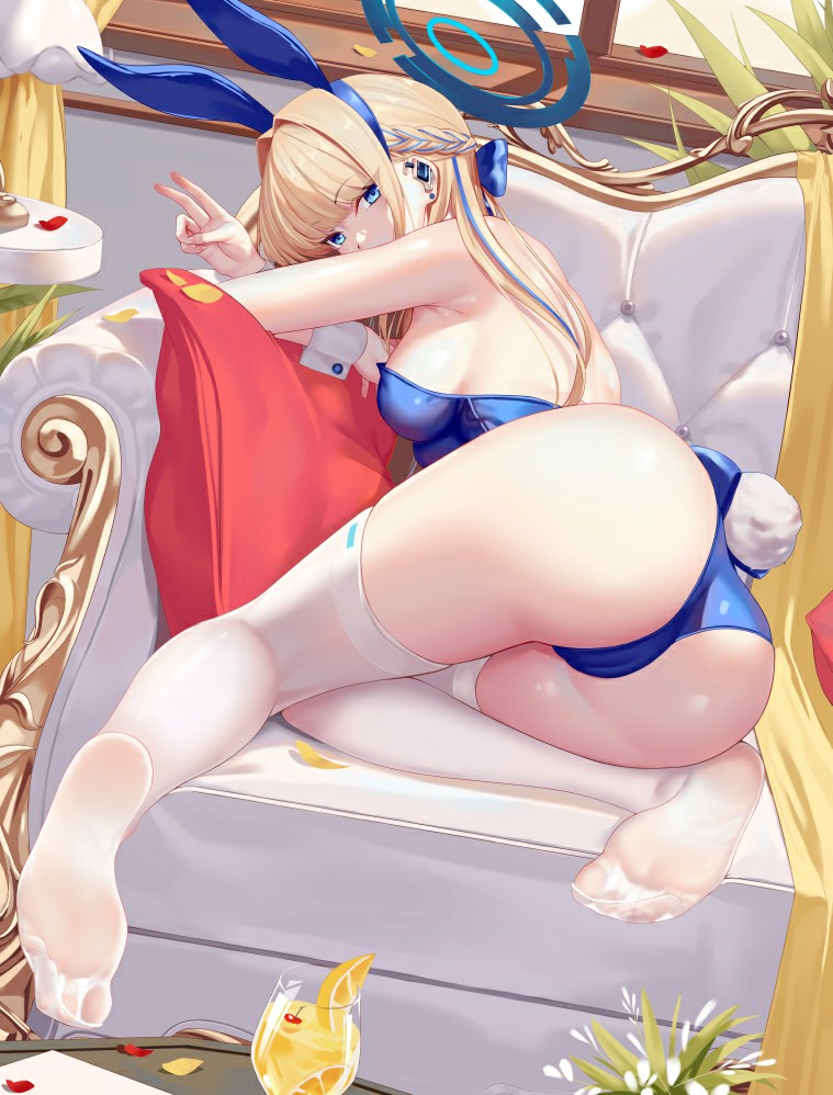 兔耳蓝白造型 沙发慵懒性感瞬间