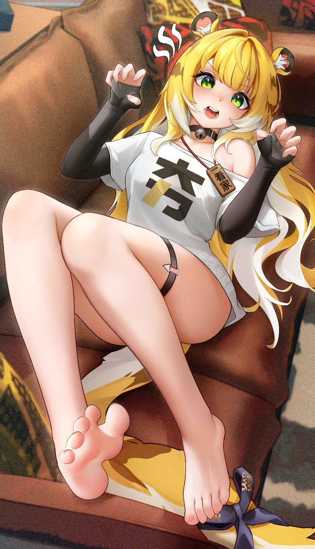 虎耳娘看家日常，俏皮坐沙发超吸睛