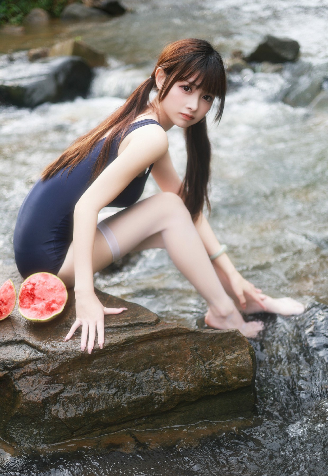 夏日溪流旁，西瓜与清凉穿搭邂逅