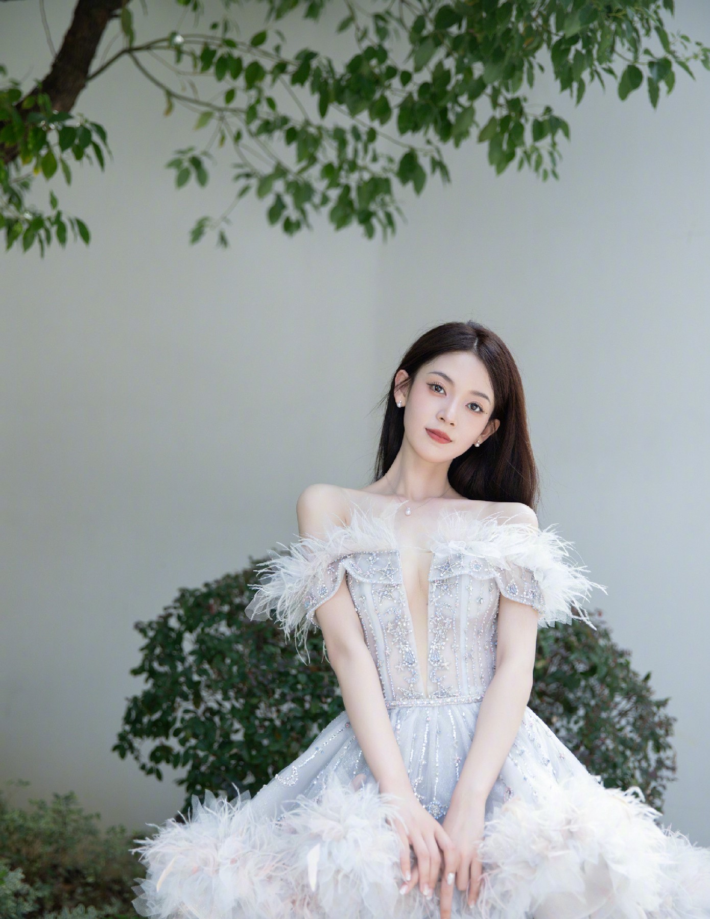 羽毛露肩闪钻礼服 打造温柔仙气氛围感