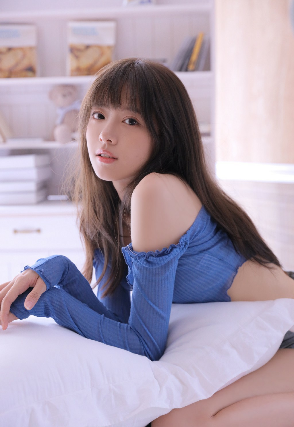 清新卧室氛围感纯欲蓝衫少女居家写真