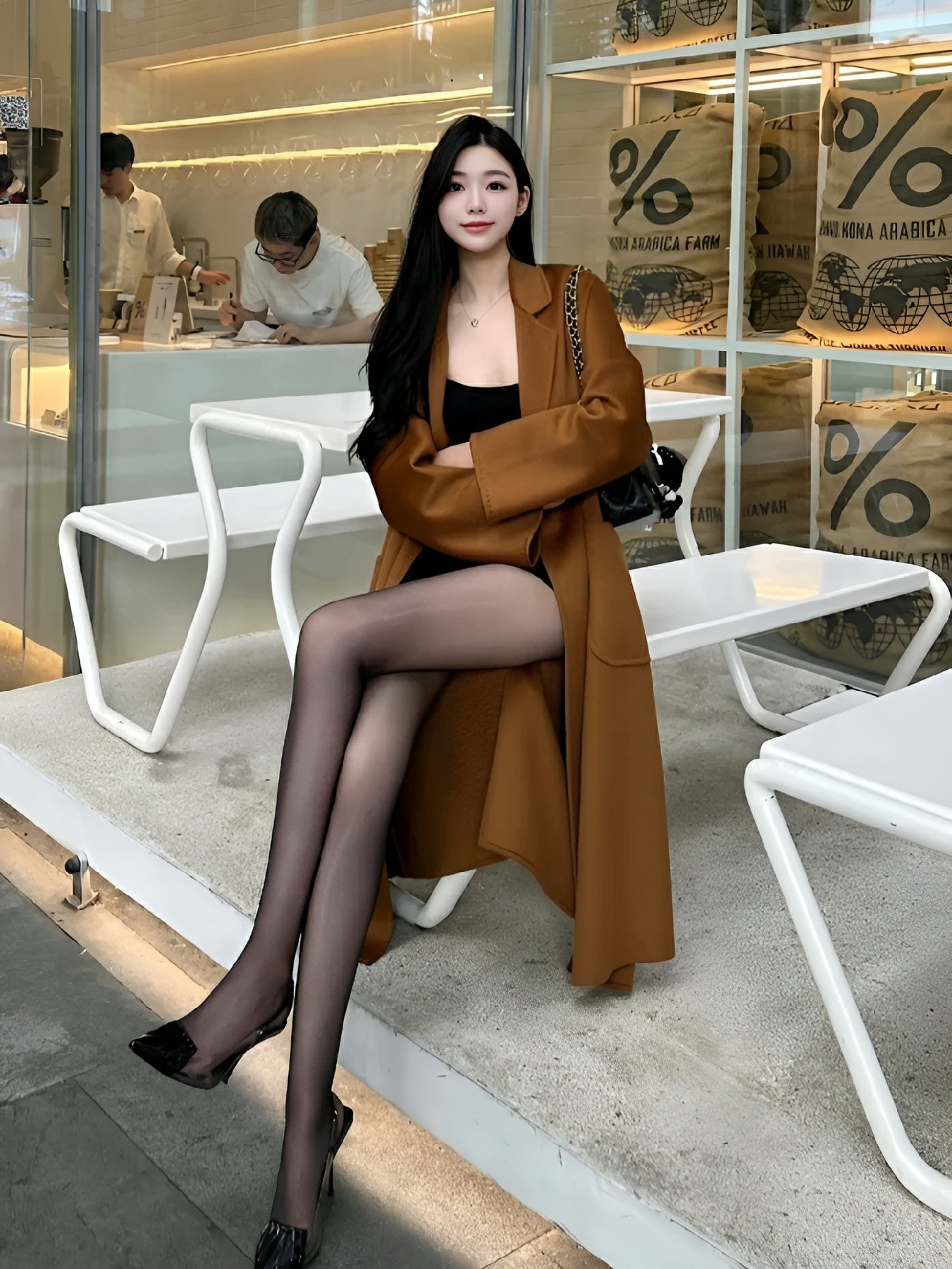 焦糖色大衣+黑丝的秋冬氛围感穿搭