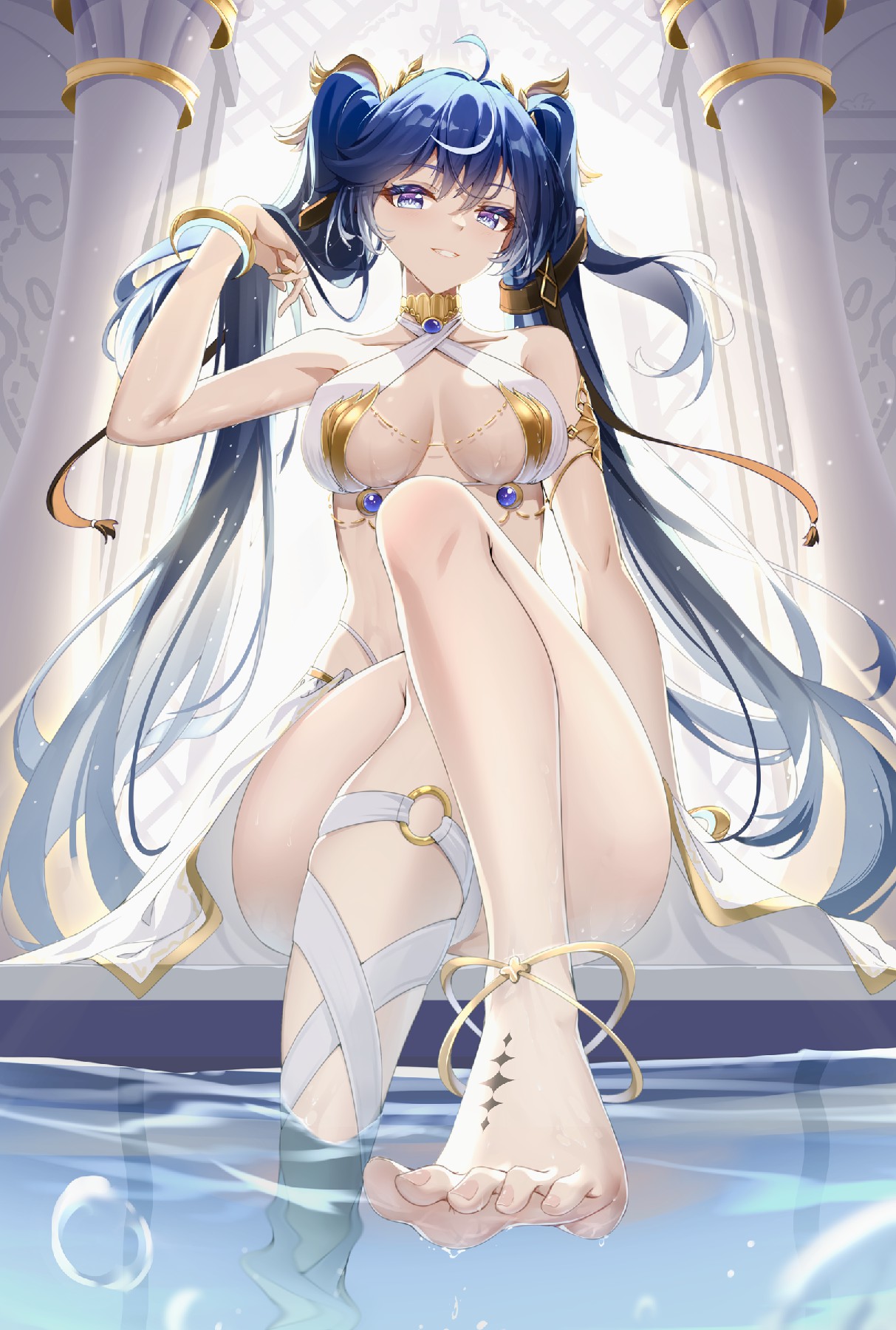 蓝发双马尾美少女泳池造型超吸睛