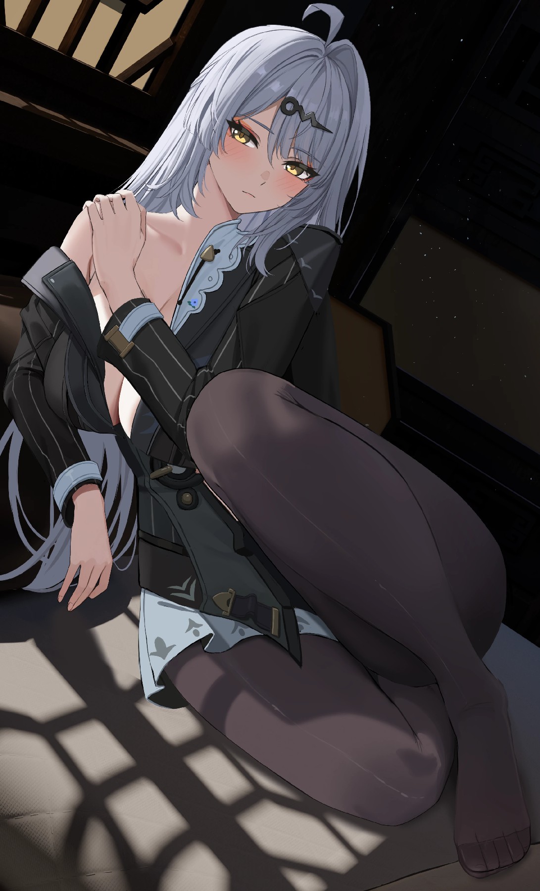 银发美少女的性感坐姿氛围感拉满