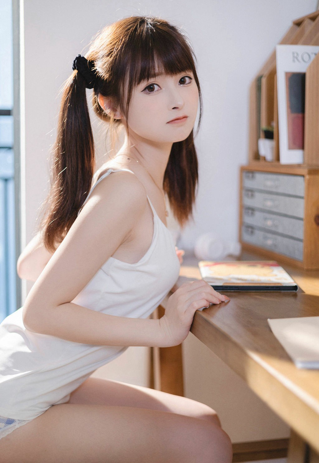 居家双马尾少女午后书桌氛围感写真