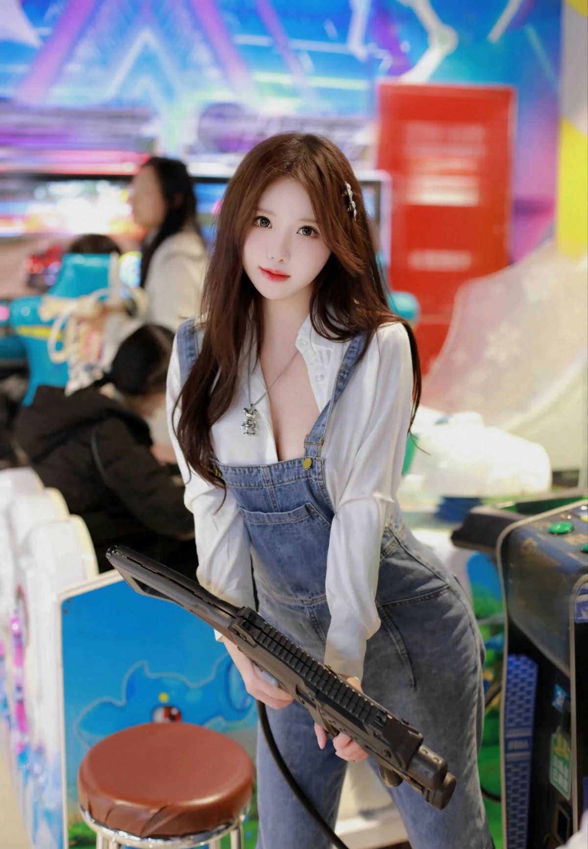 电玩城少女甜酷打卡，轻松拍出氛围感大片