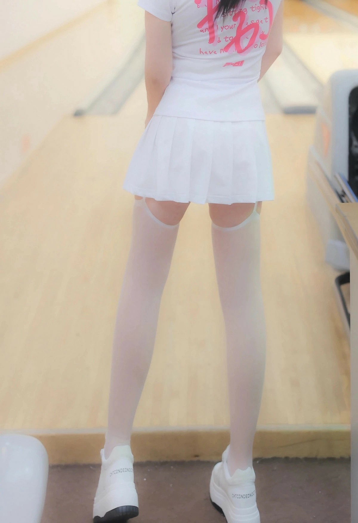 保龄球馆的元气白裙穿搭ootd