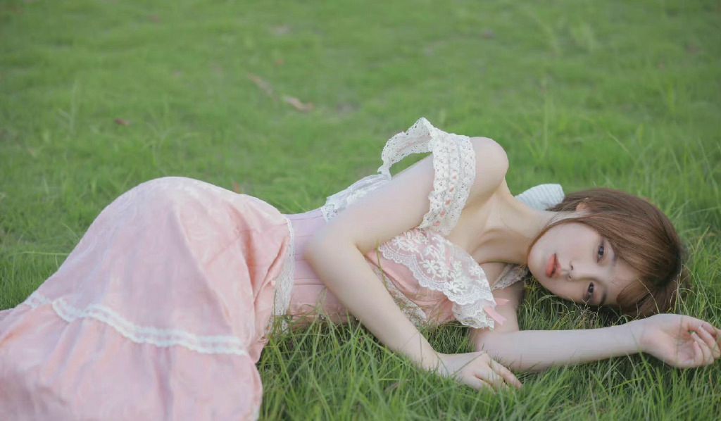 草坪上的粉色蕾丝少女写真