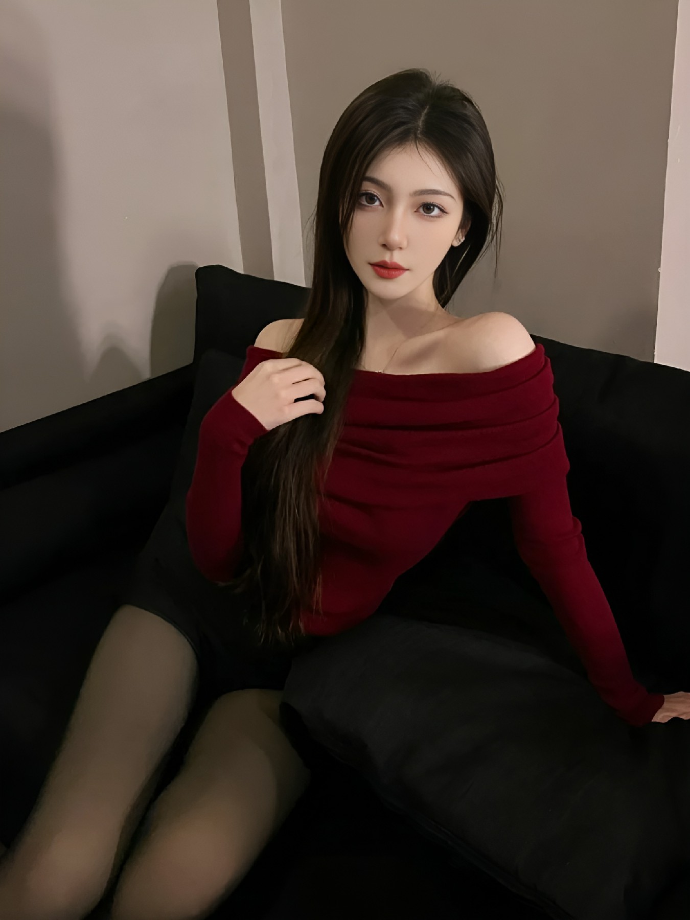 酒红色露肩上衣的优雅魅力