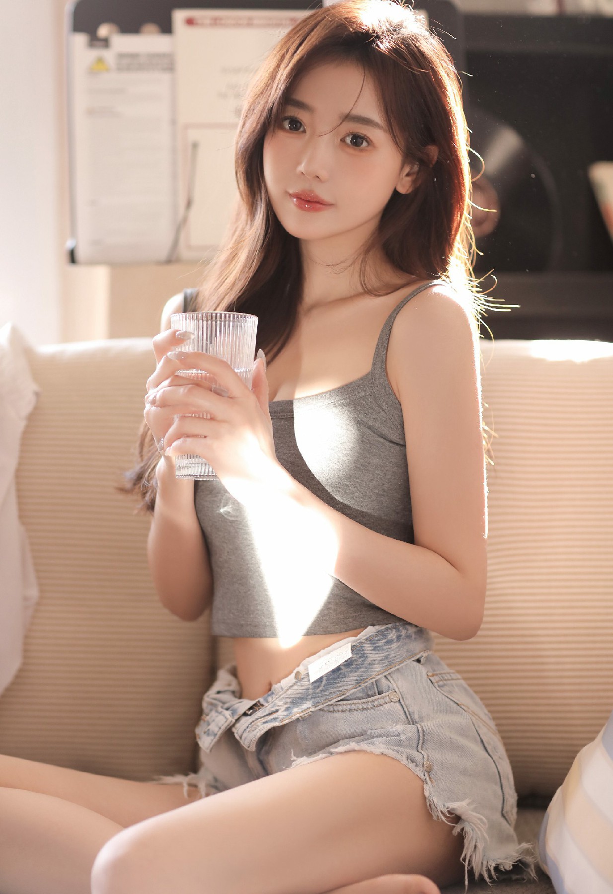 午后阳光氛围感，吊带牛仔短裤慵懒风