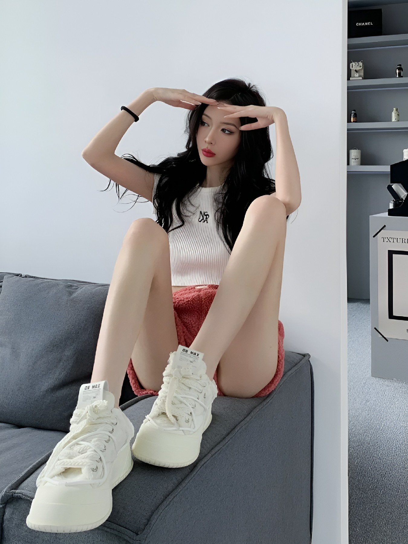 短上衣+厚底鞋，宅家也能美出圈