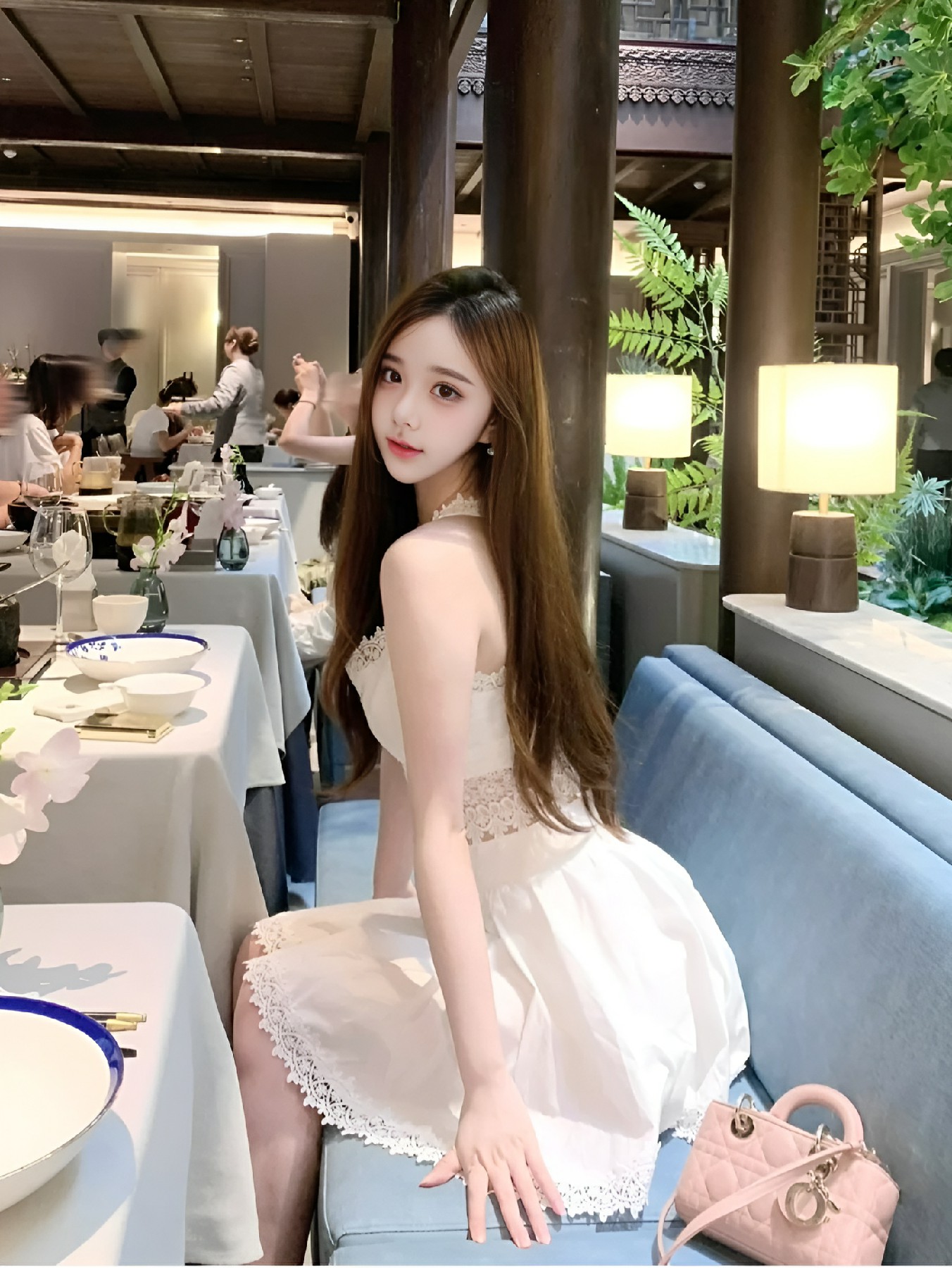 雅致餐厅里的白裙少女氛围感拉满