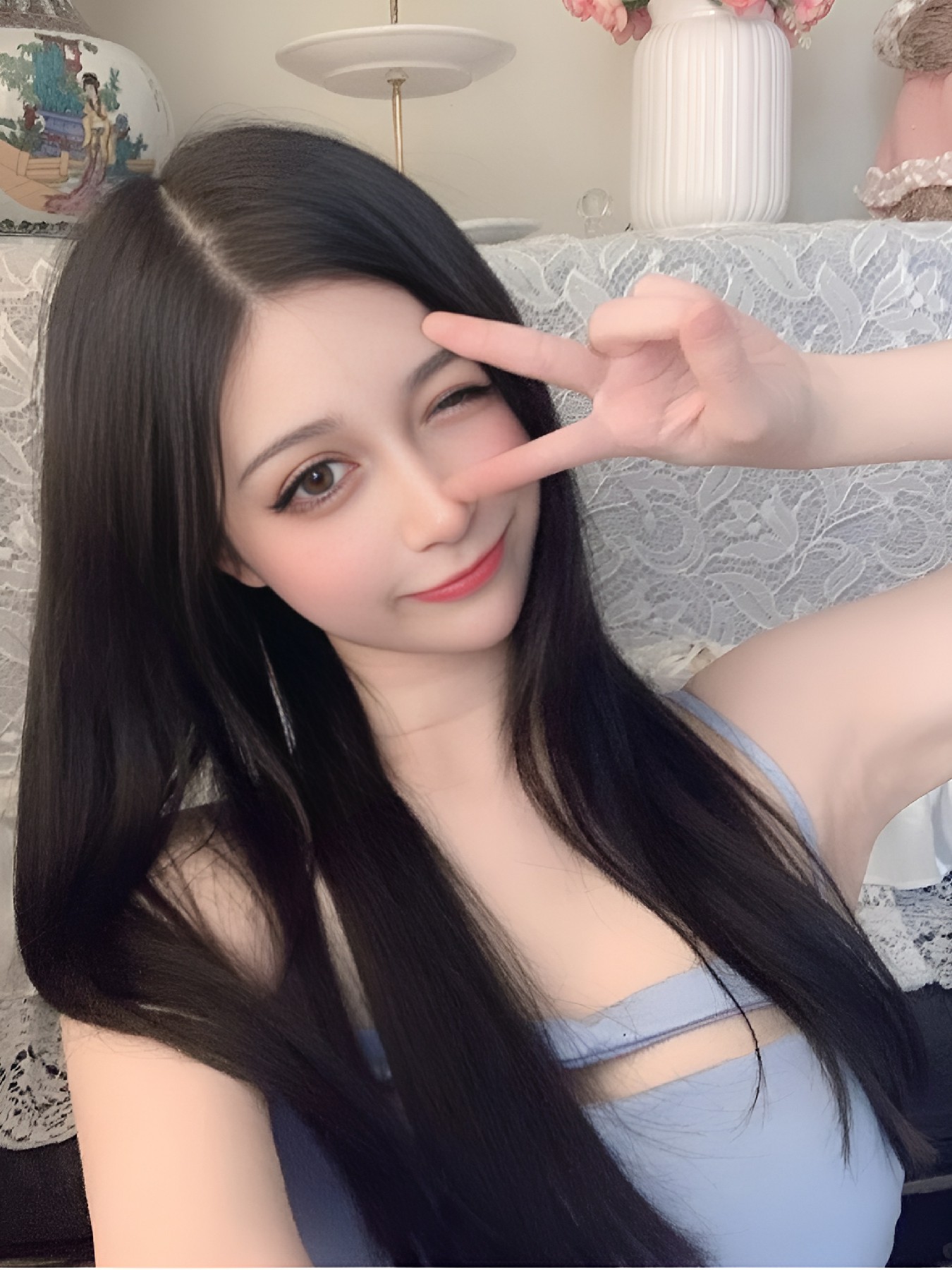 居家自拍ootd｜浅蓝吊带甜妹感拉满