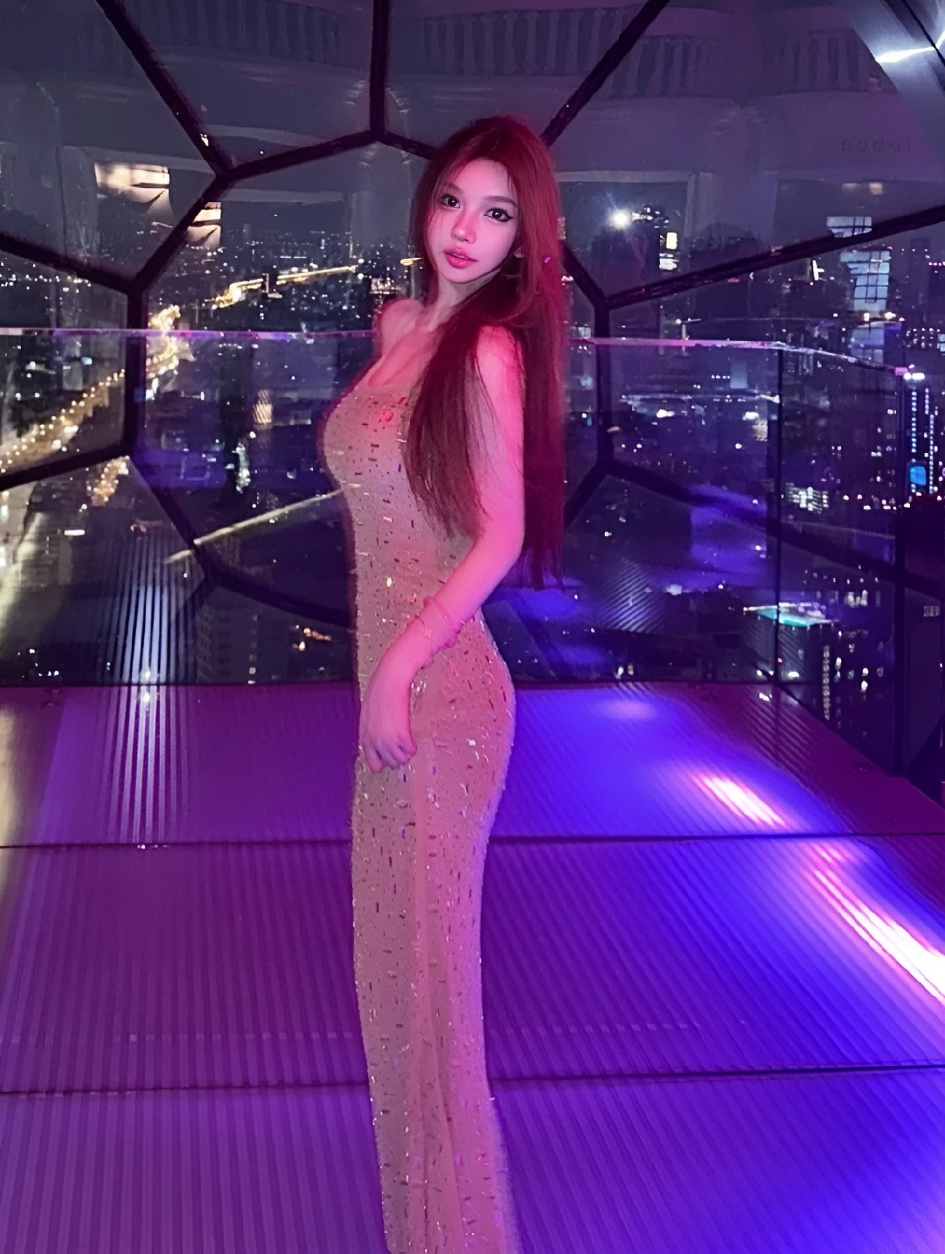 城市夜景里的金色星光礼服裙