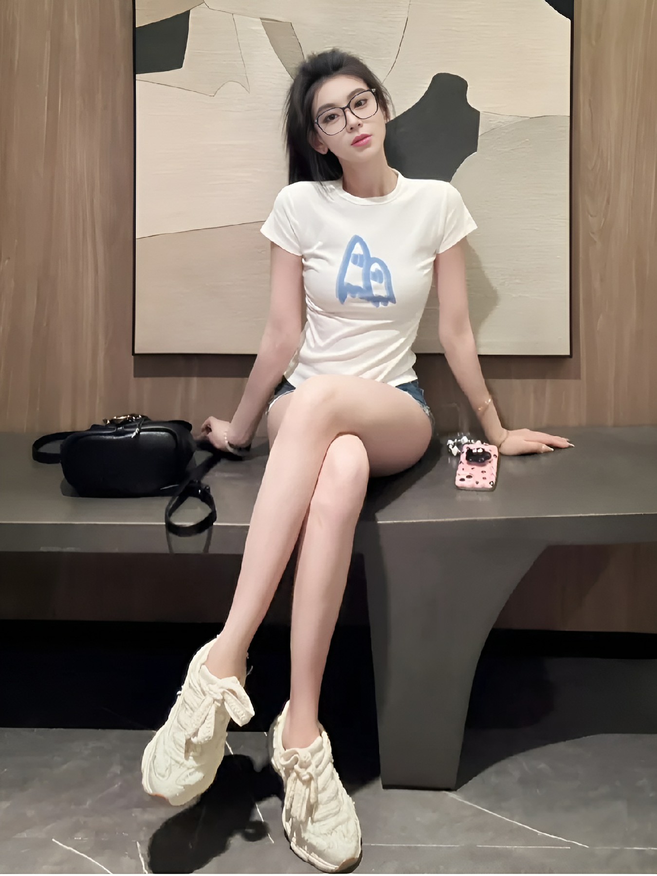 夏日辣妹的简约白T牛仔短裤搭配