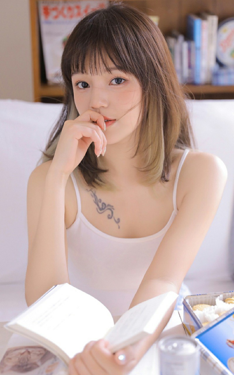 夏日宅家阅读时刻，温柔吊带氛围感拉满