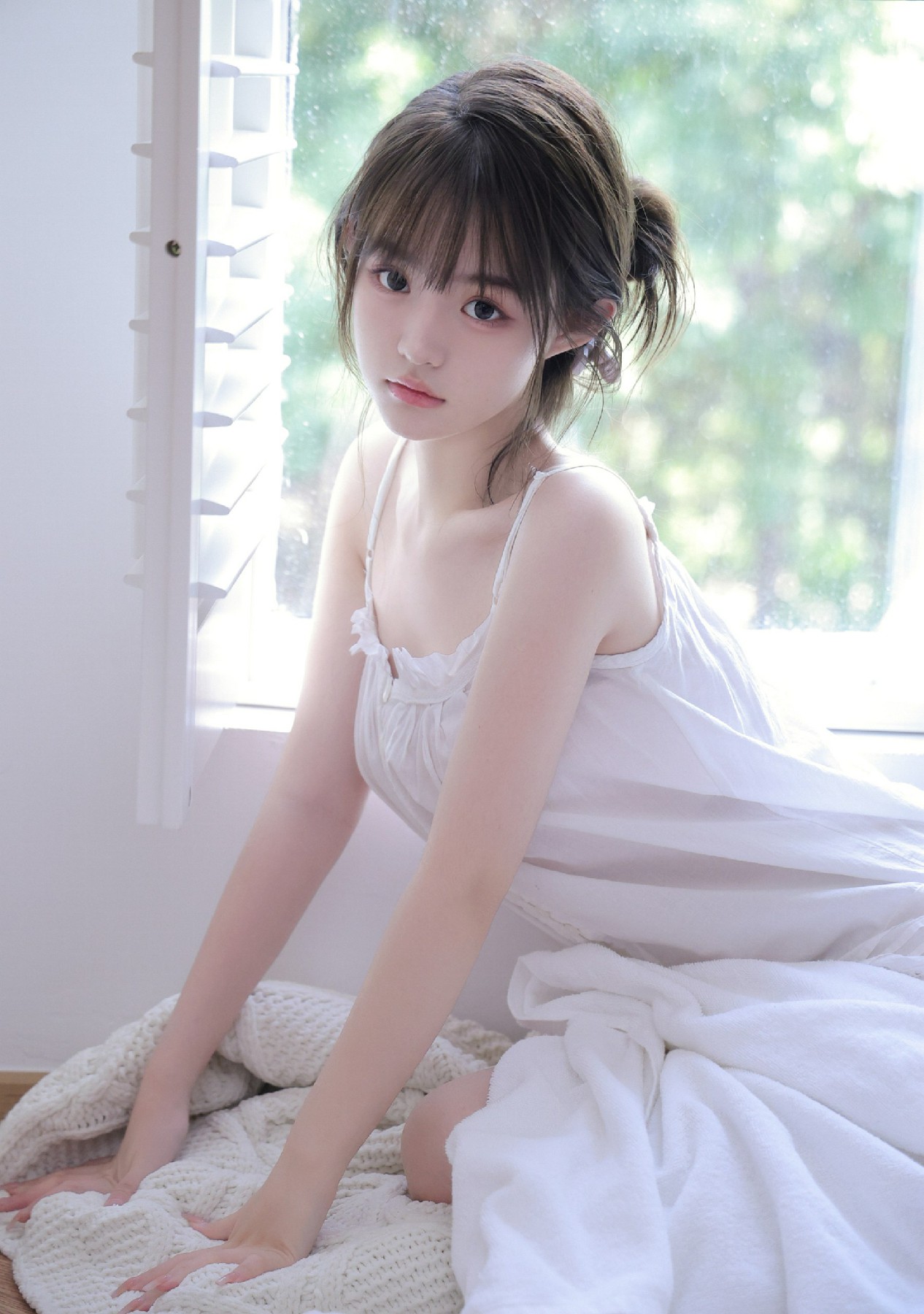 窗边的温柔瞬间 白裙少女的治愈感