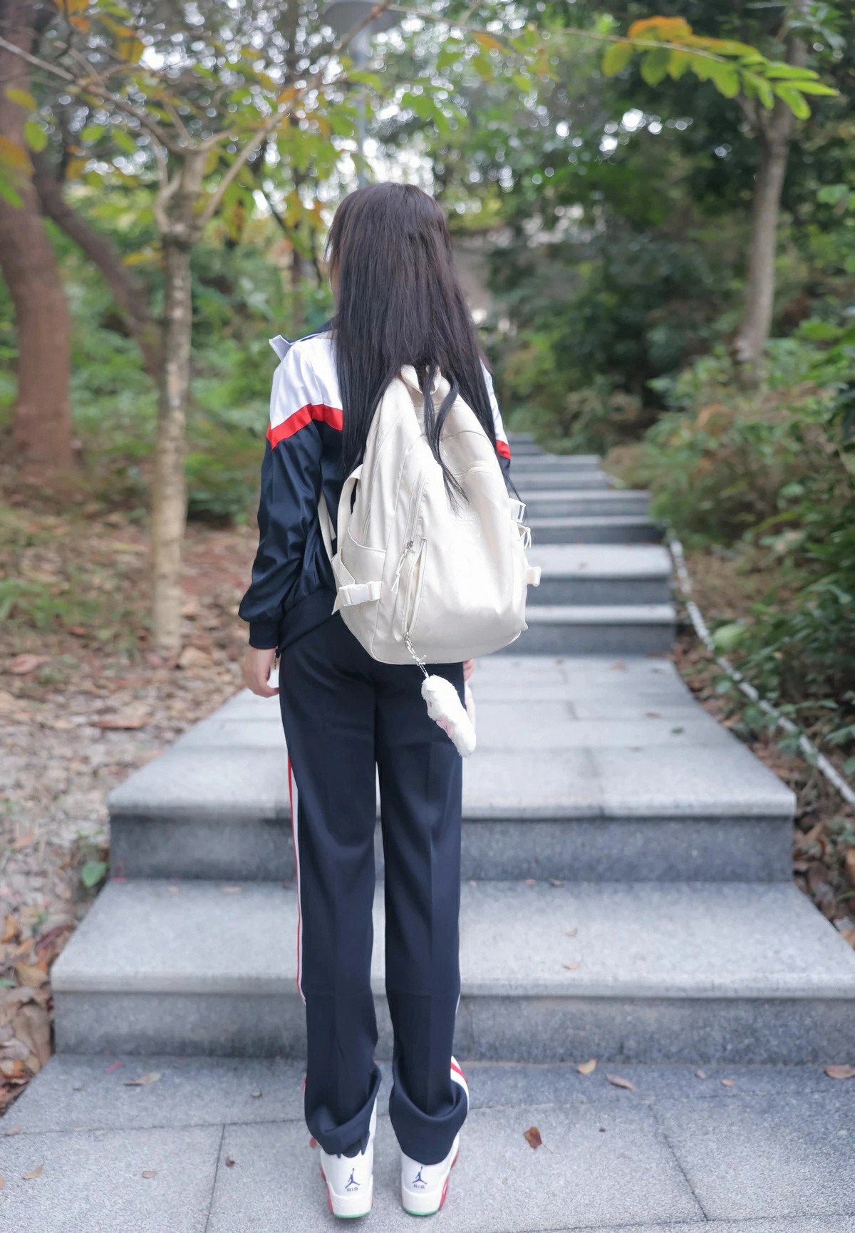 校服少女漫步林间石阶 满溢青春氛围感
