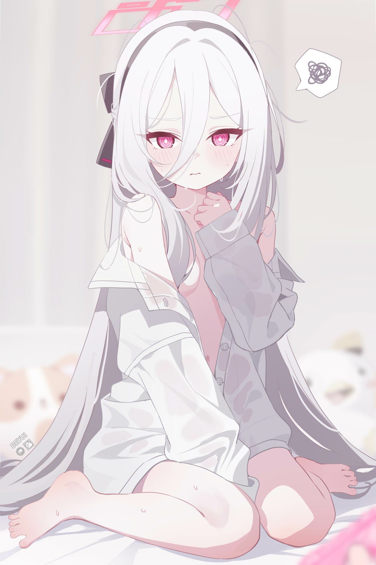 软萌银发粉瞳少女的慵懒瞬间