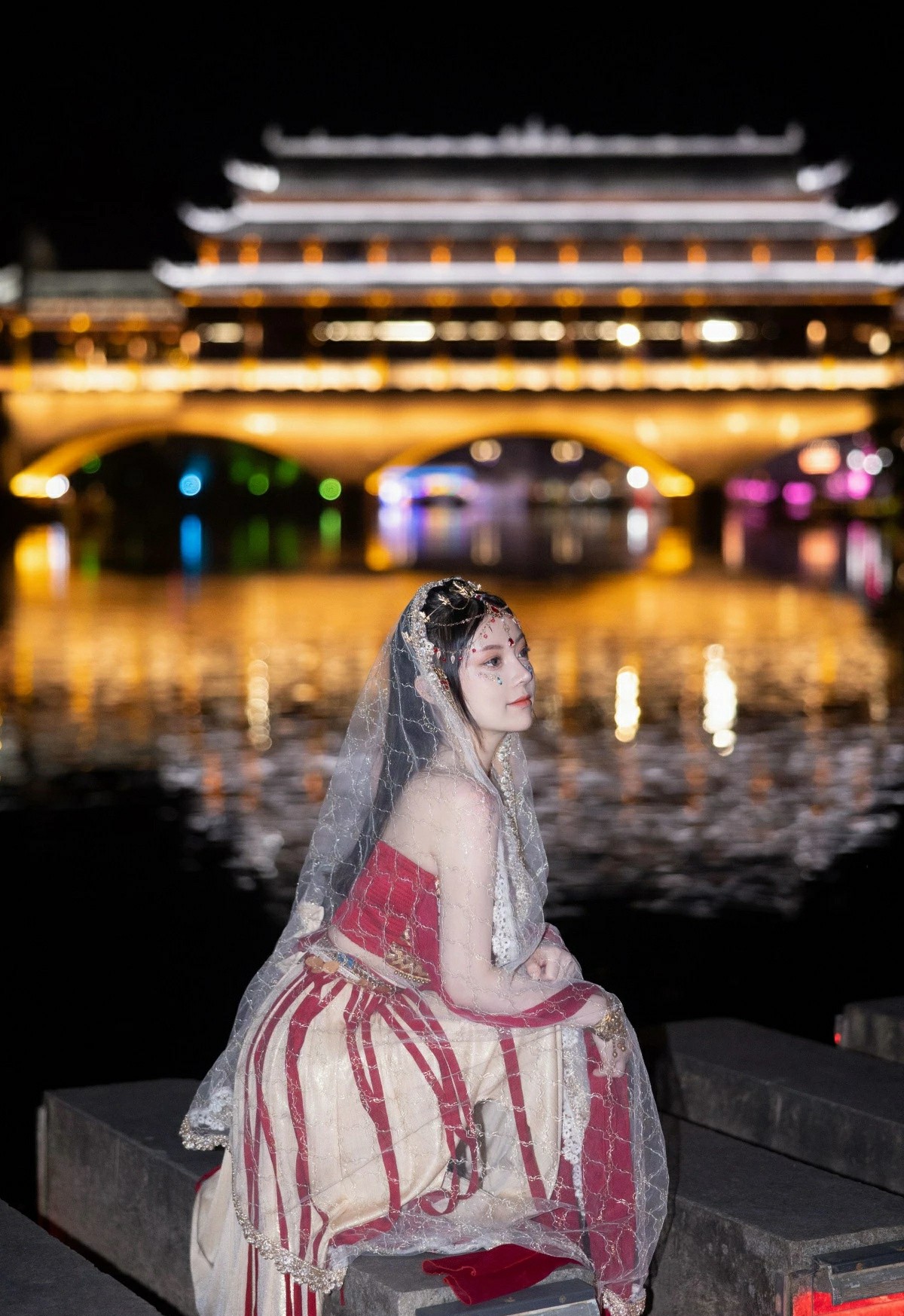 夜桥灯火映红妆，古风美人临水坐