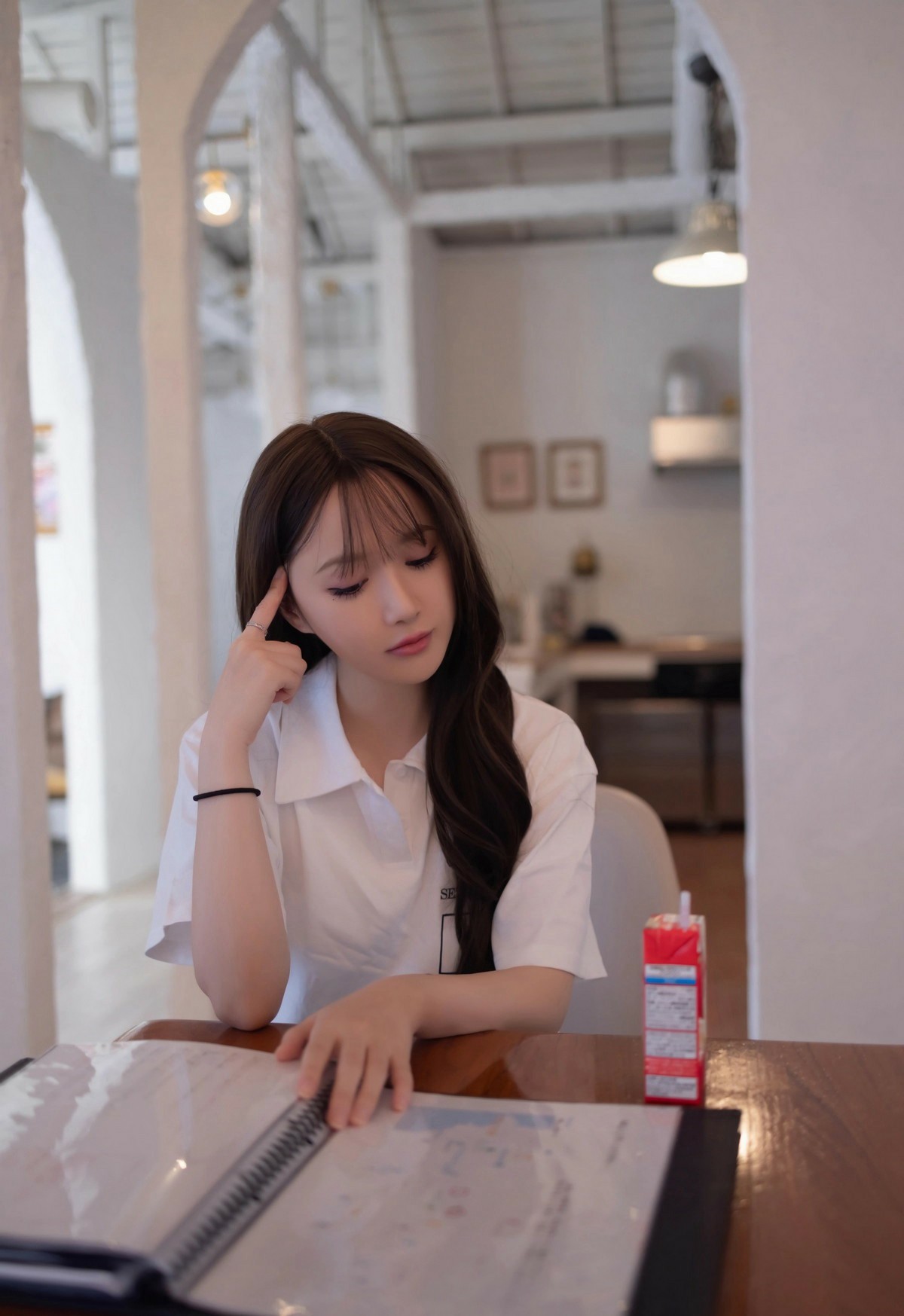 午后咖啡馆里伏案沉思的清甜少女