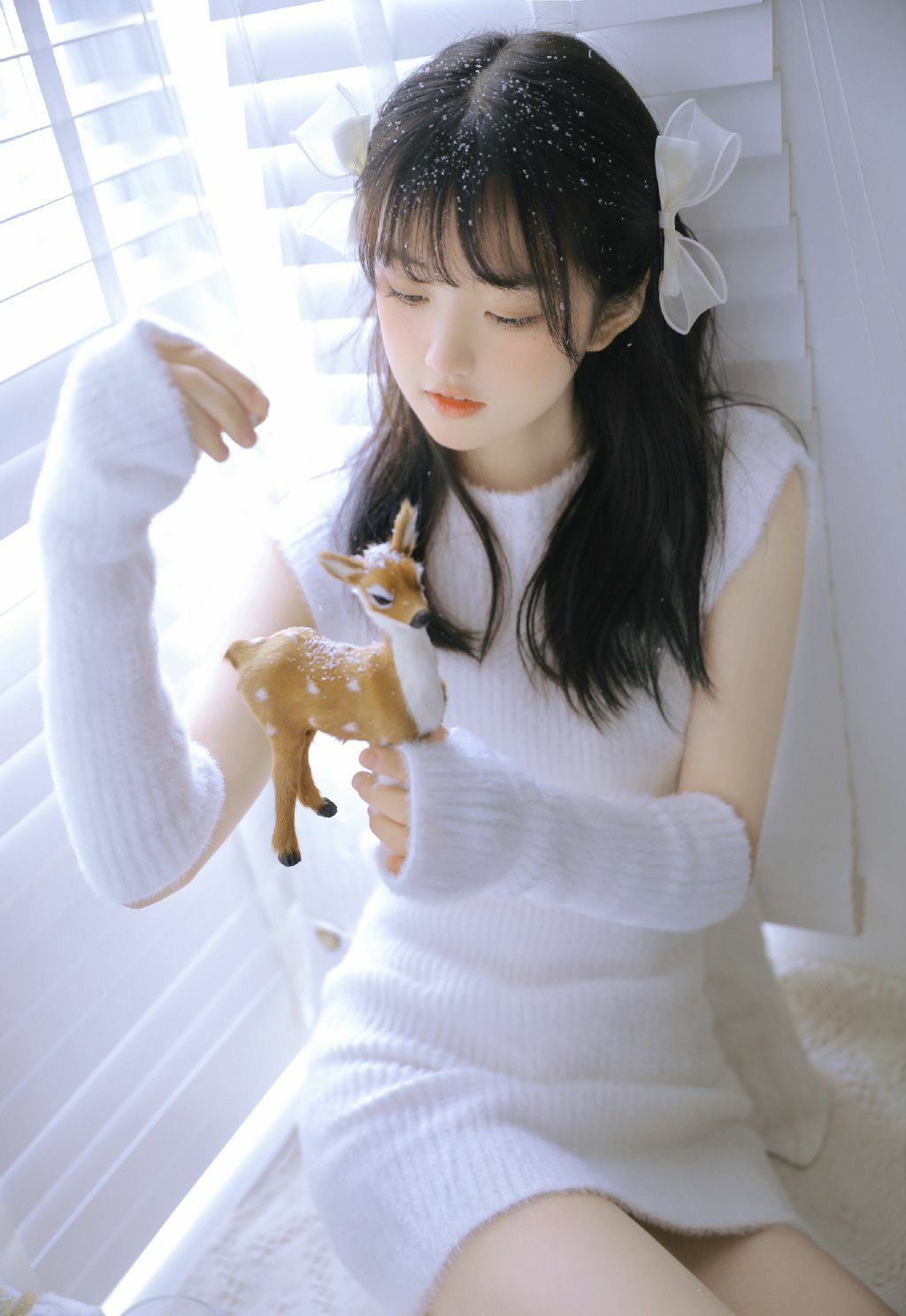 冬日甜心与小鹿的梦幻瞬间