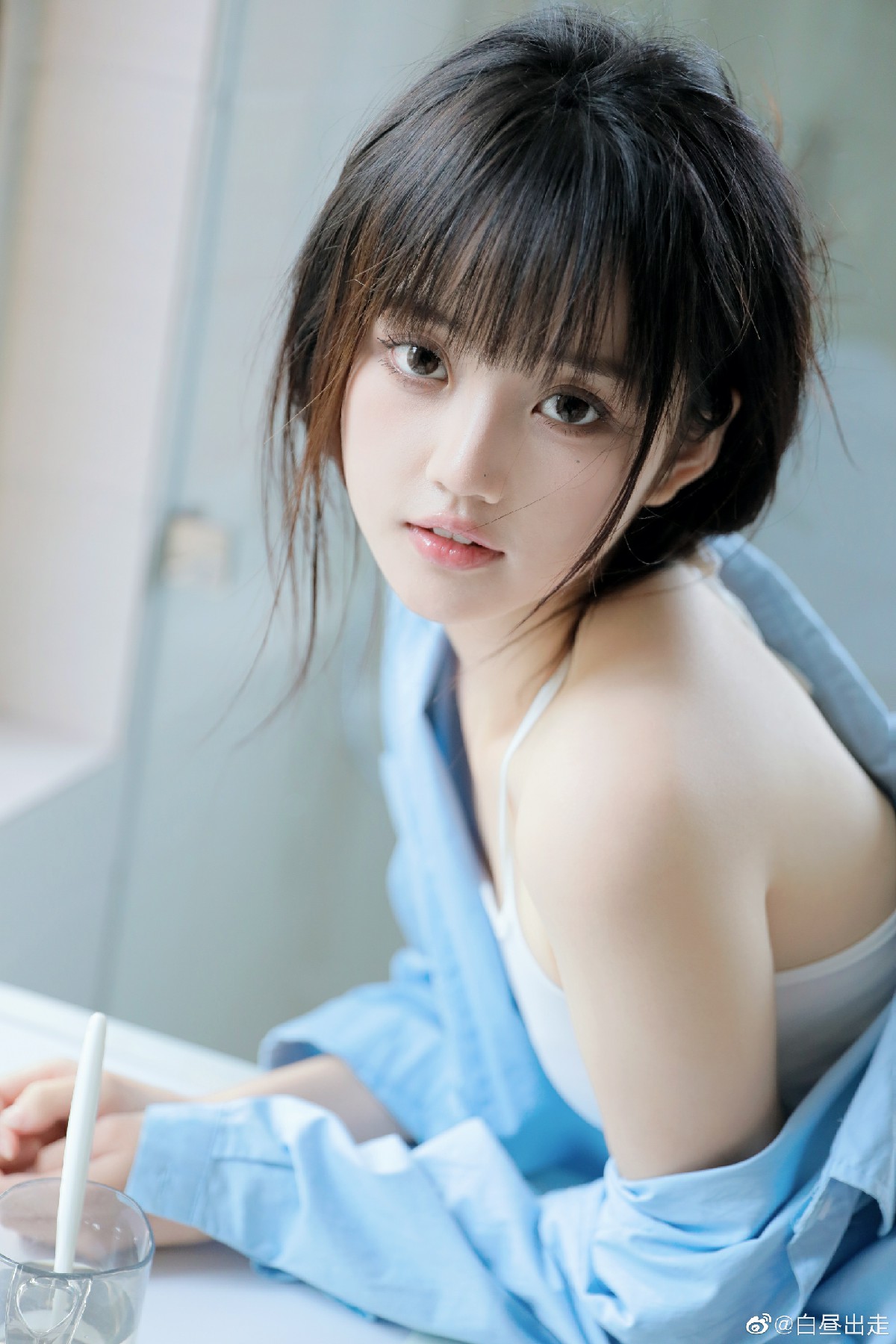 蓝色衬衫搭配白内搭 清新氛围感拉满