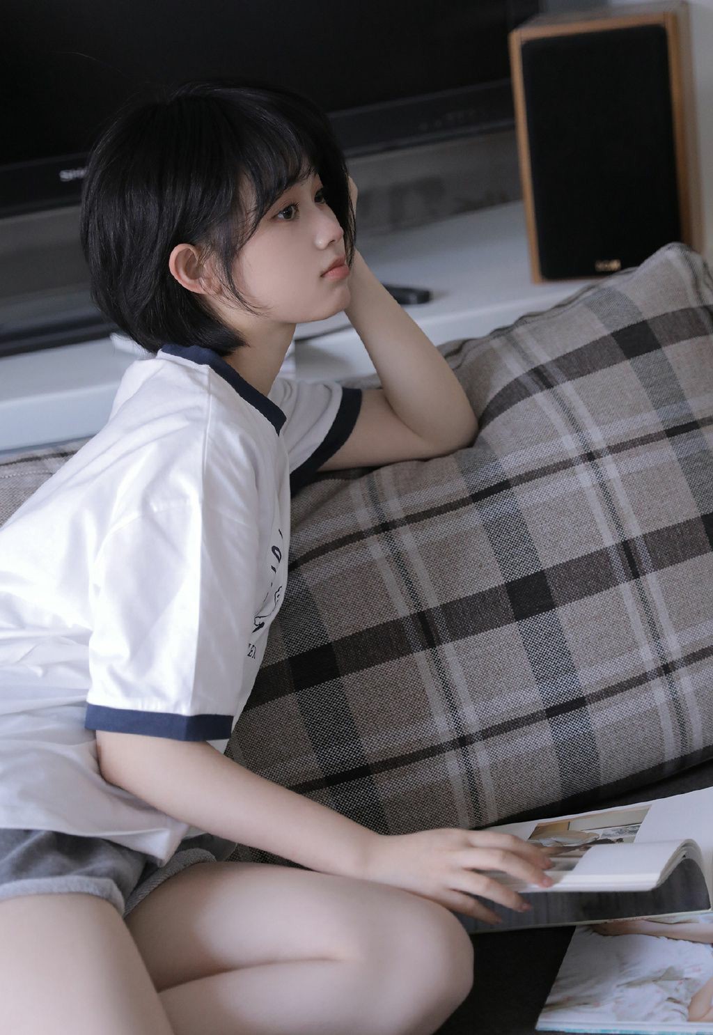 短发少女宅家阅读的清新日常
