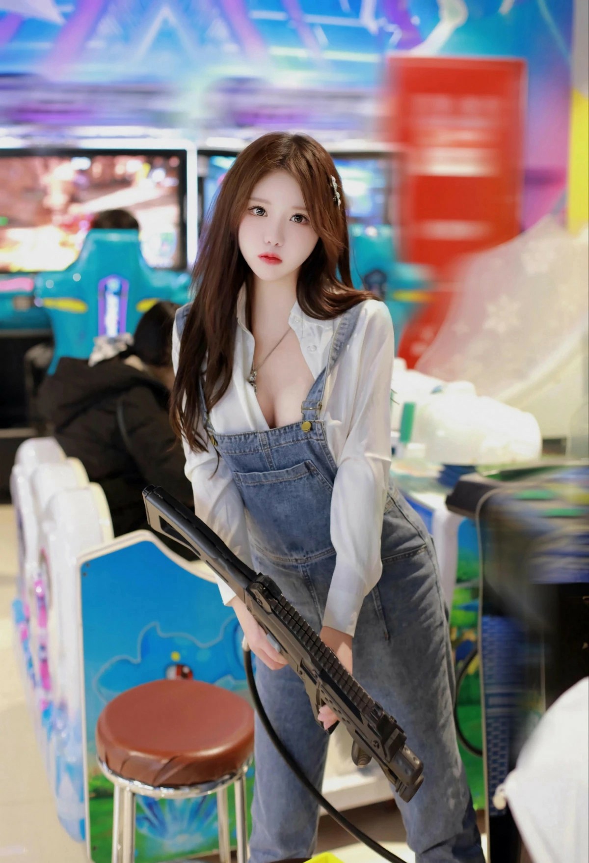 游戏厅里的甜酷女孩 手持射击枪超有范