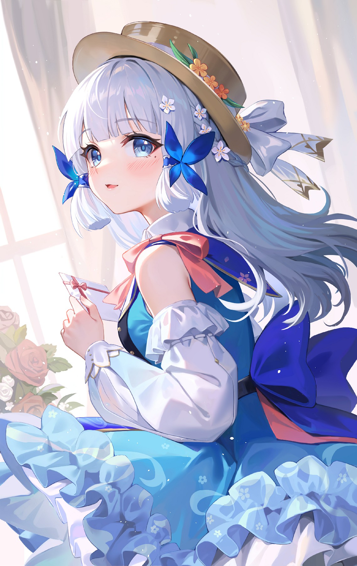 蓝裙银发少女的梦幻温柔瞬间